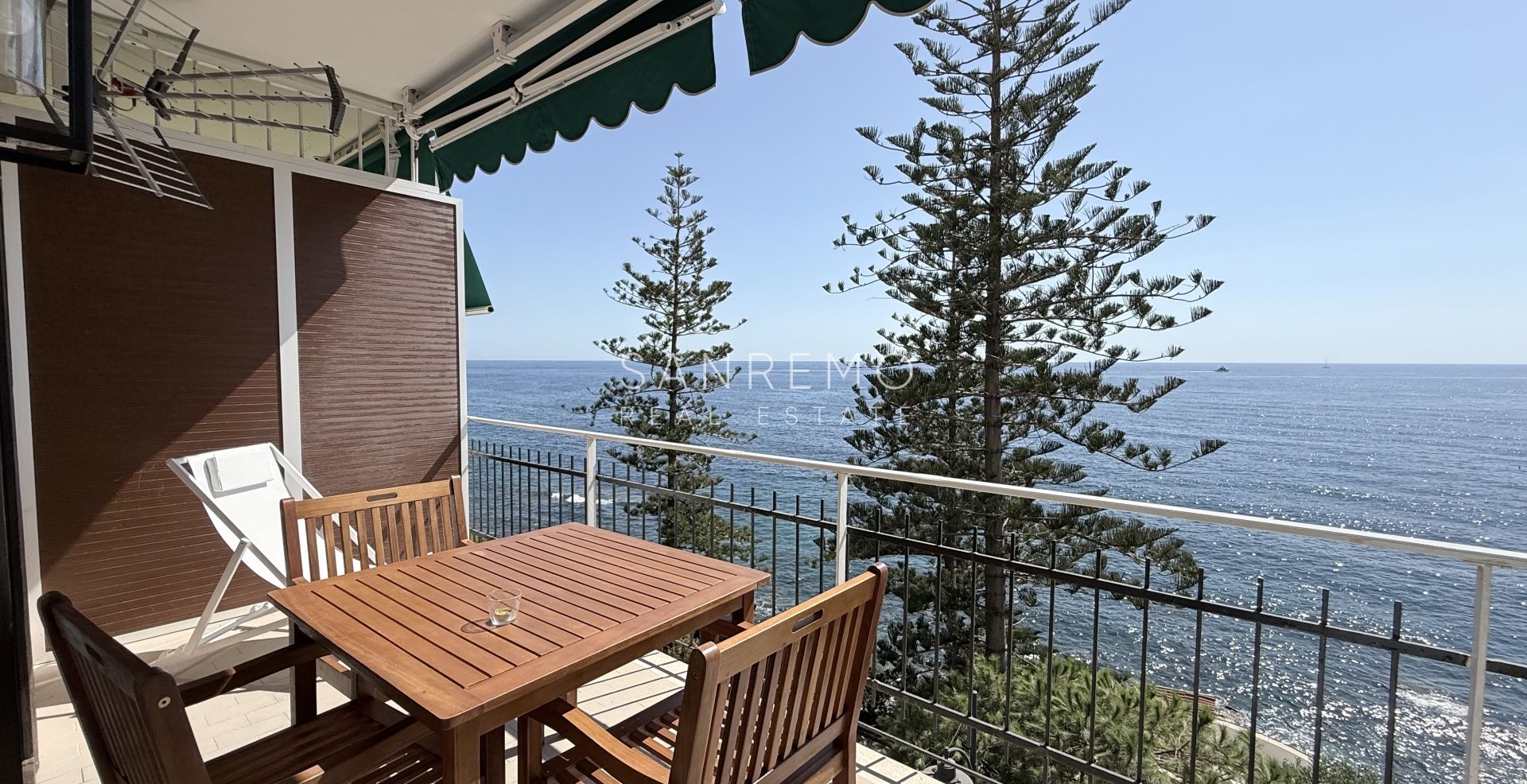 Bright one-bedroom apartment with a spacious terrace directly overlooking the sea