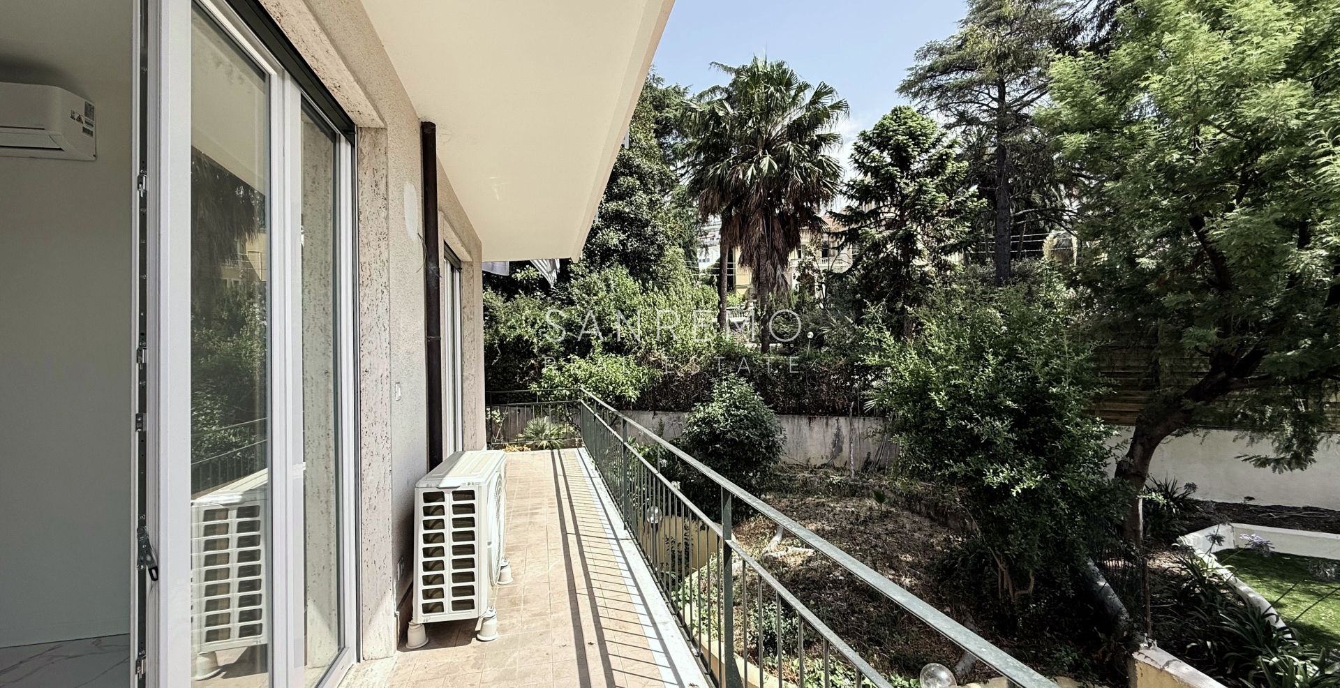Sunny apartment with a lovely balcony