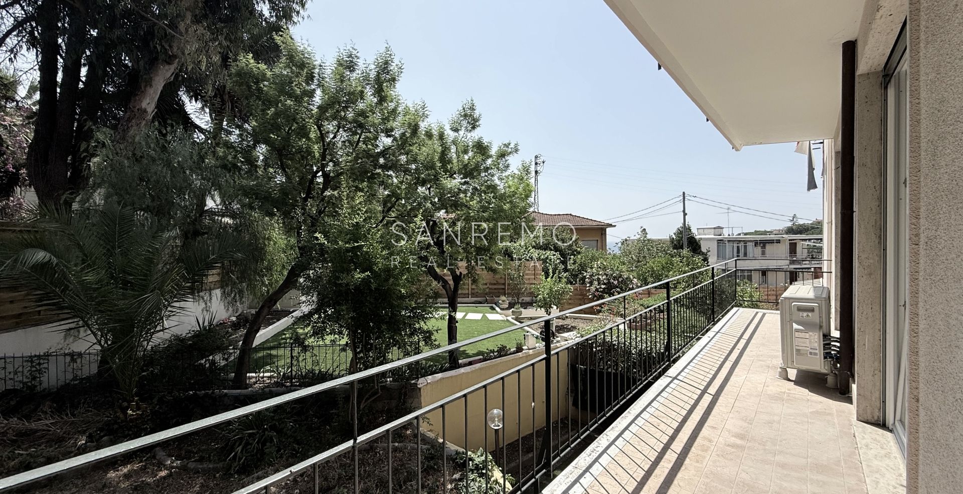 Sunny apartment with a lovely balcony