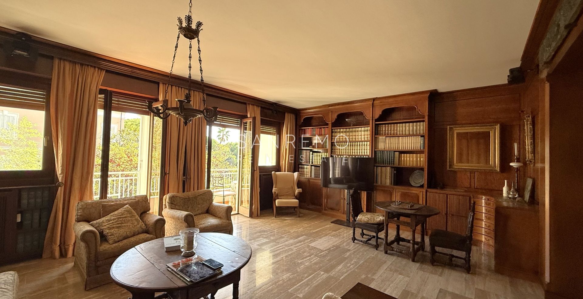 Spacious apartment in an elegant condominium surrounded by greenery