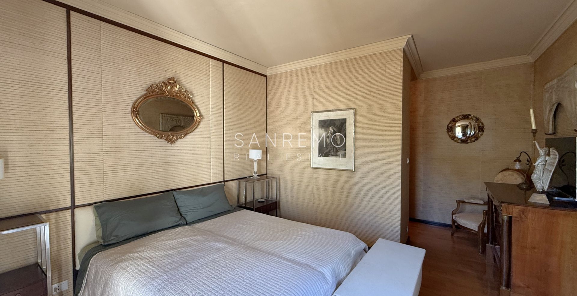 Spacious apartment in an elegant condominium surrounded by greenery