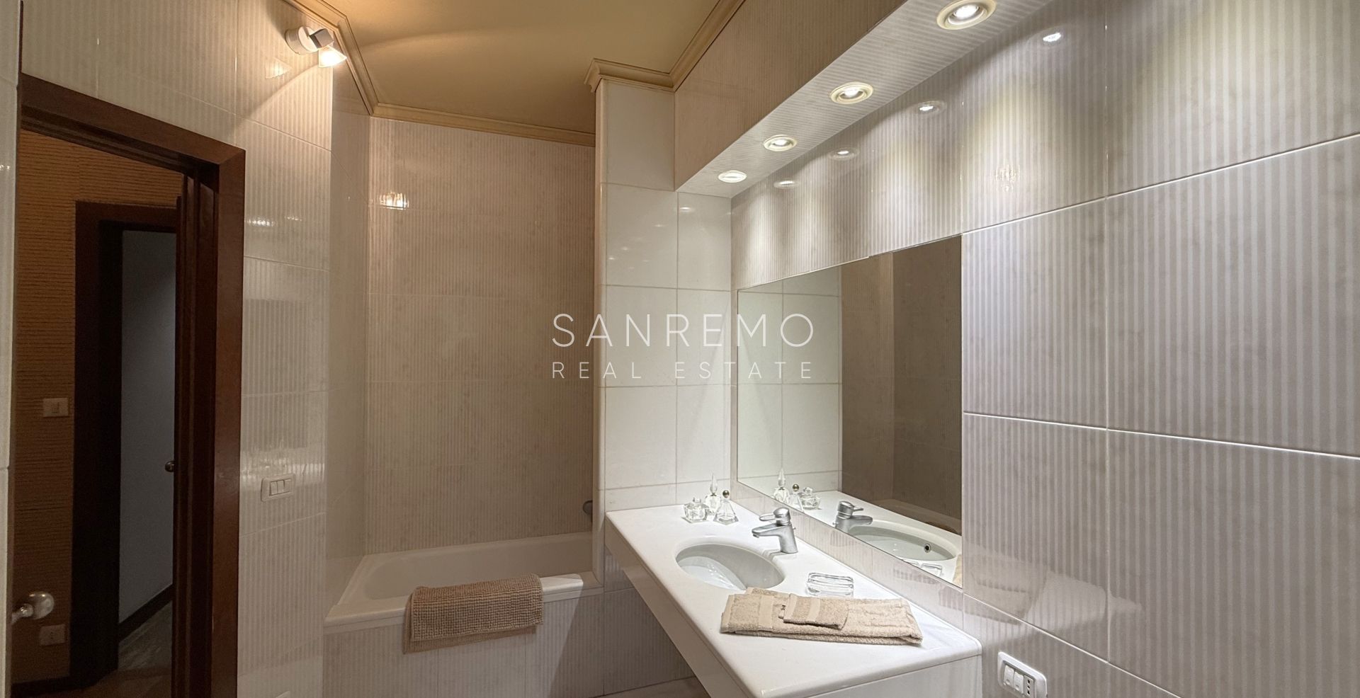 Spacious apartment in an elegant condominium surrounded by greenery