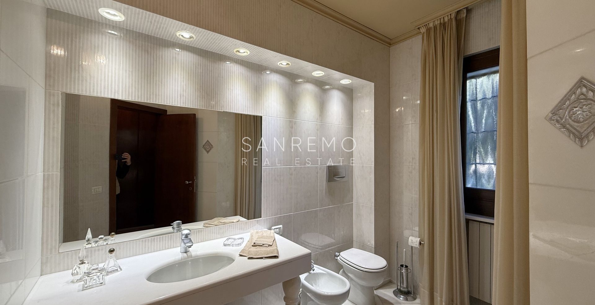 Spacious apartment in an elegant condominium surrounded by greenery