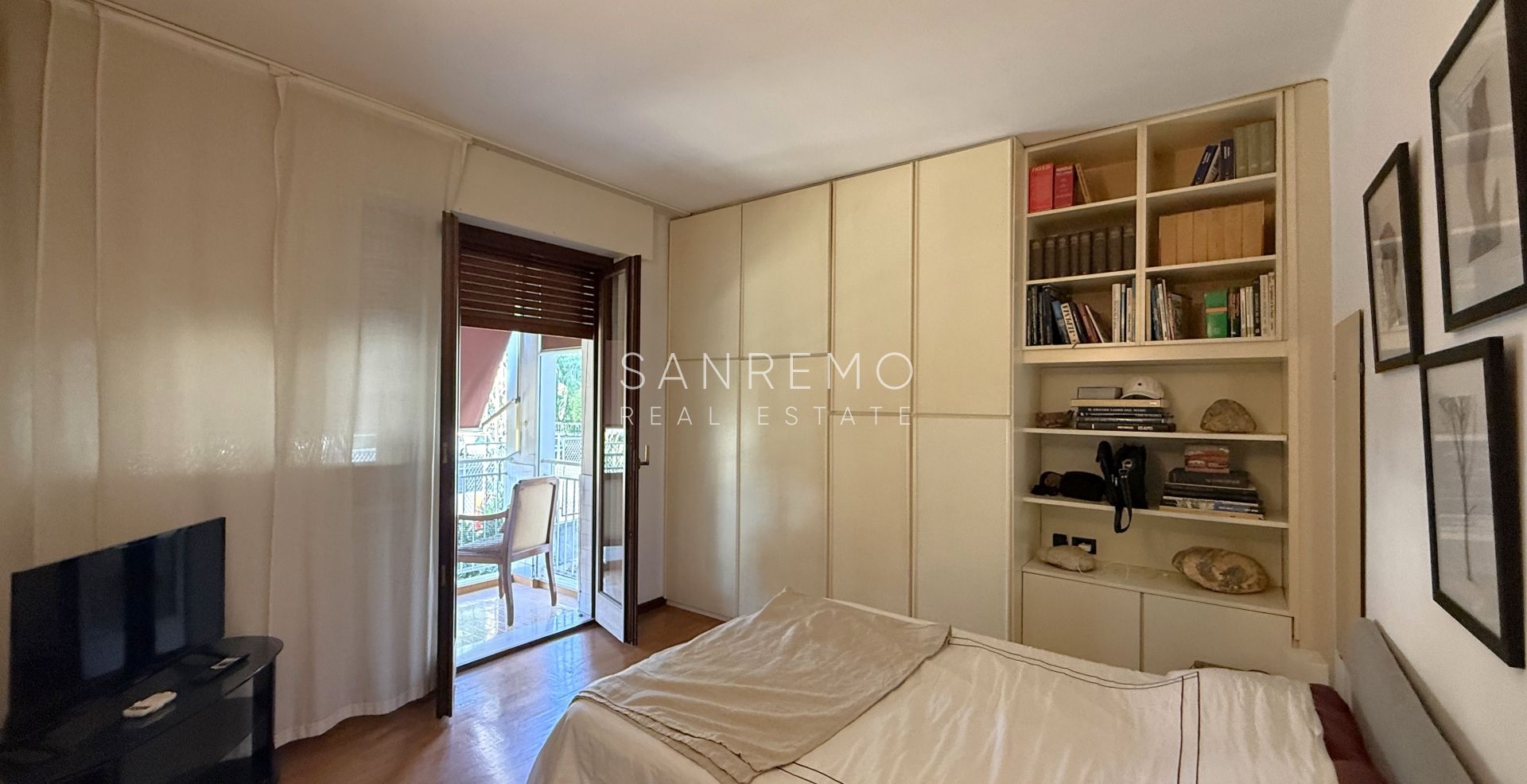 Spacious apartment in an elegant condominium surrounded by greenery