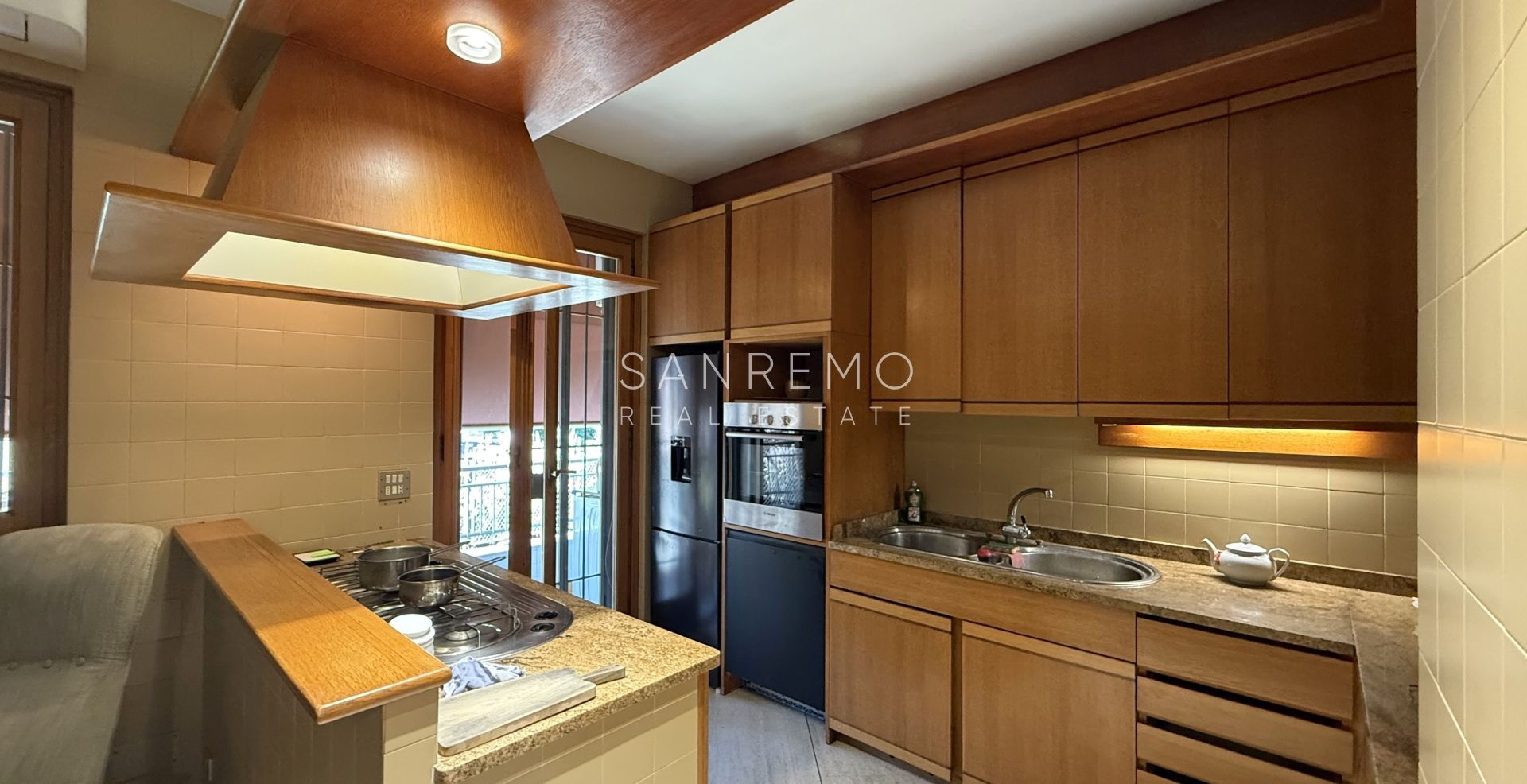 Spacious apartment in an elegant condominium surrounded by greenery