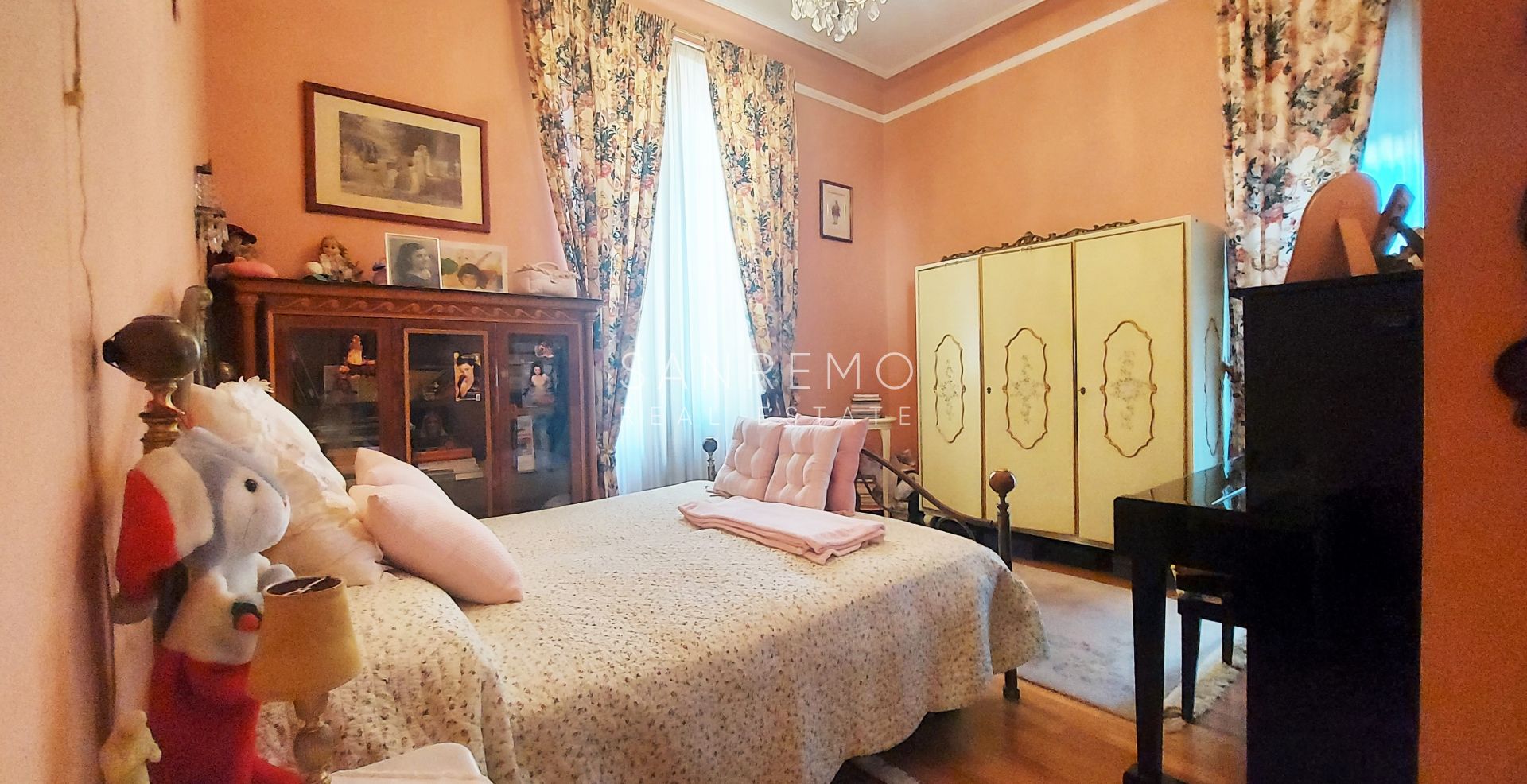 Art Nouveau apartment in the city center...must see