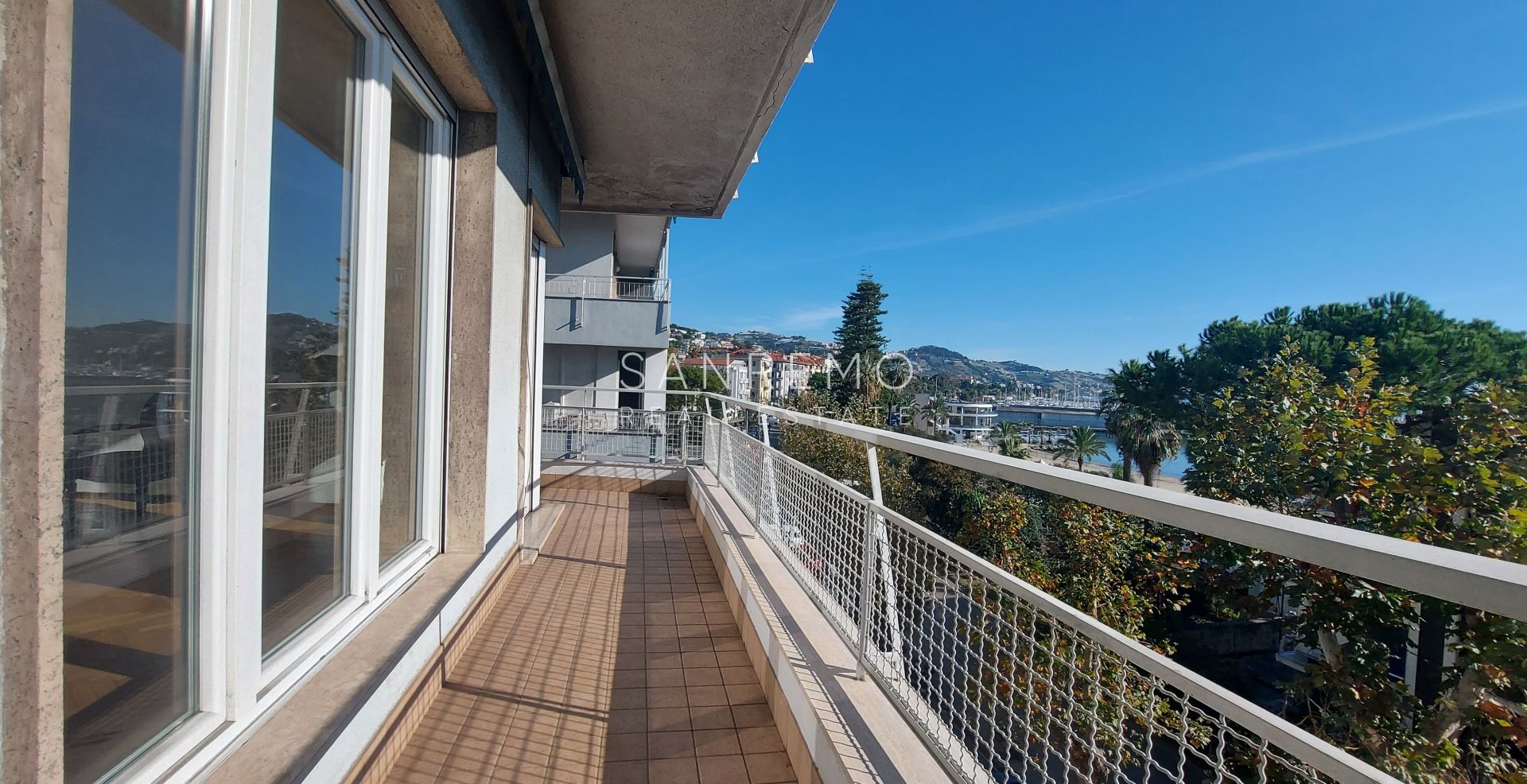 3 bedroom flat with sea view in the city of Sanremo