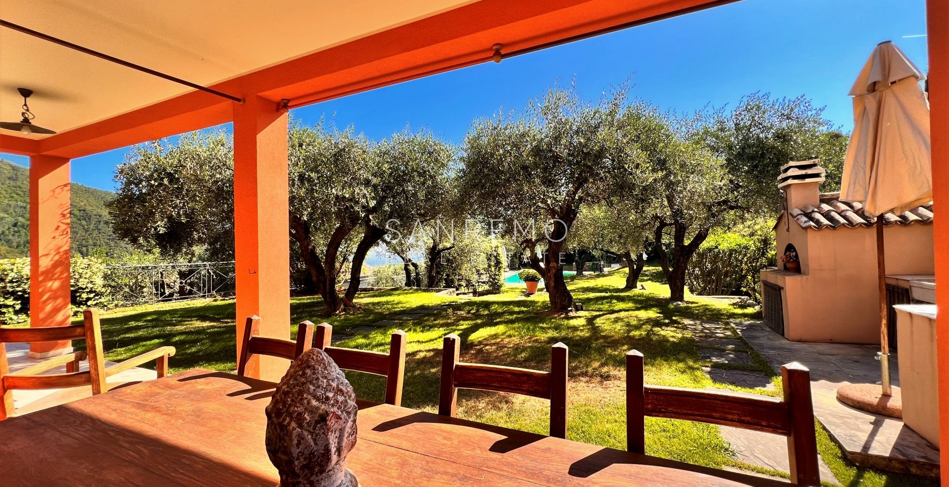 Villa for sale on the first hill of Bordighera with pool