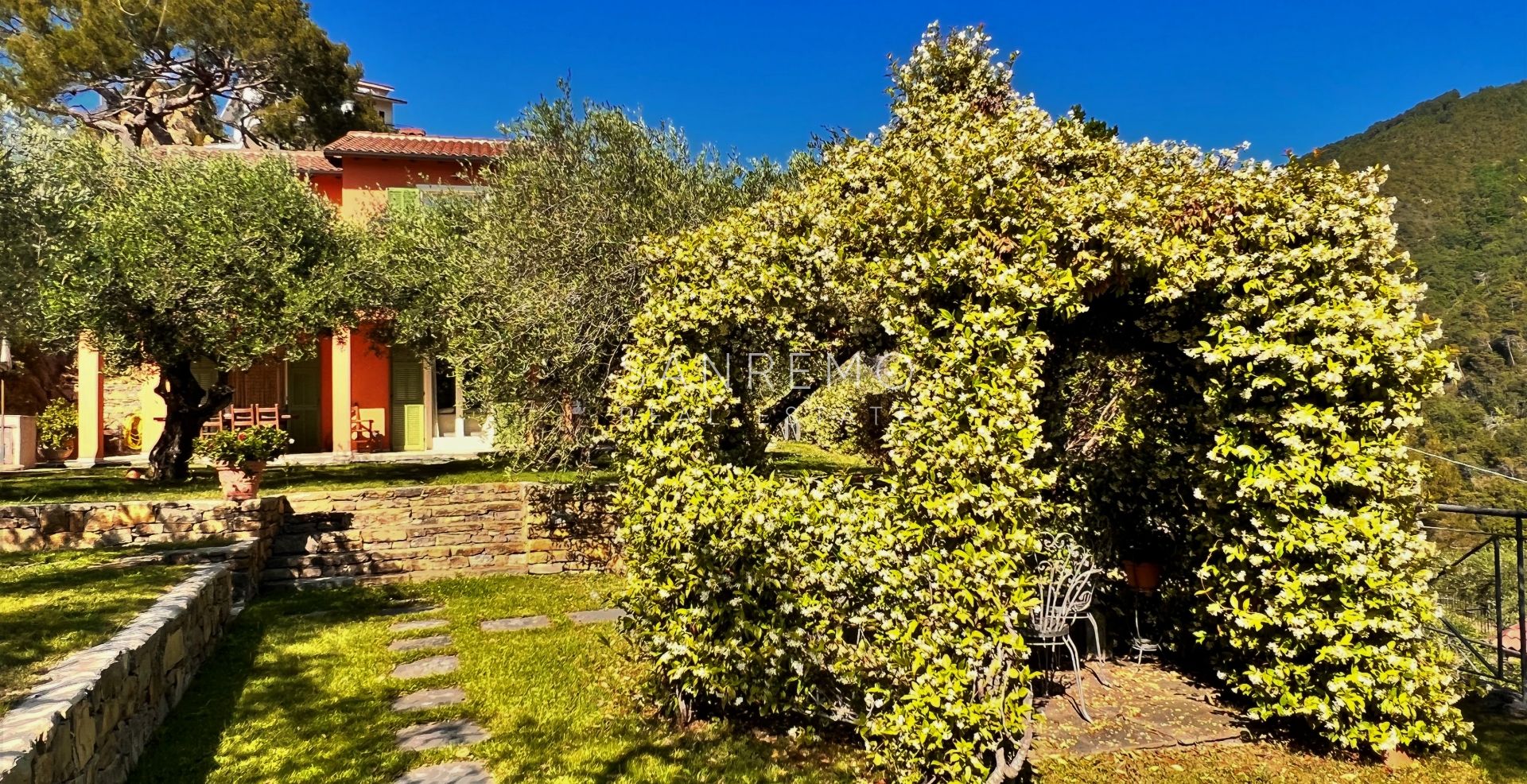 Villa for sale on the first hill of Bordighera with pool