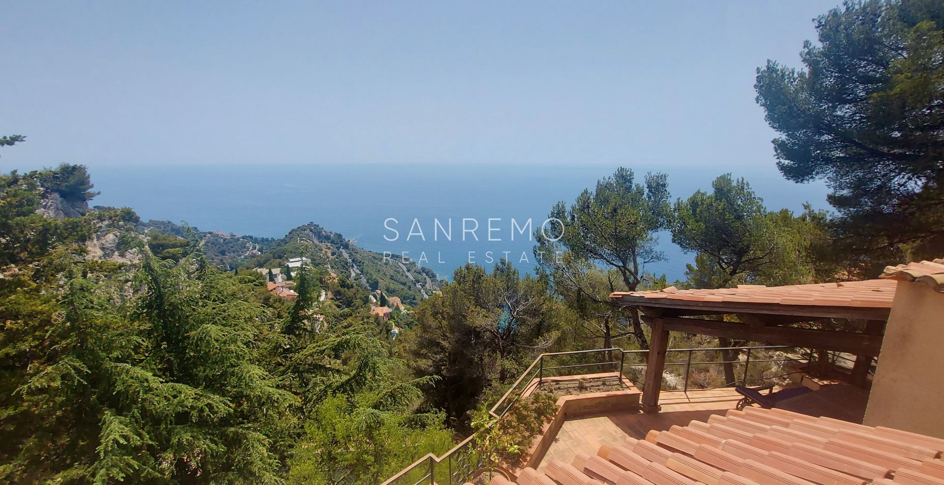Villa with pool and amazing sea view close to the France