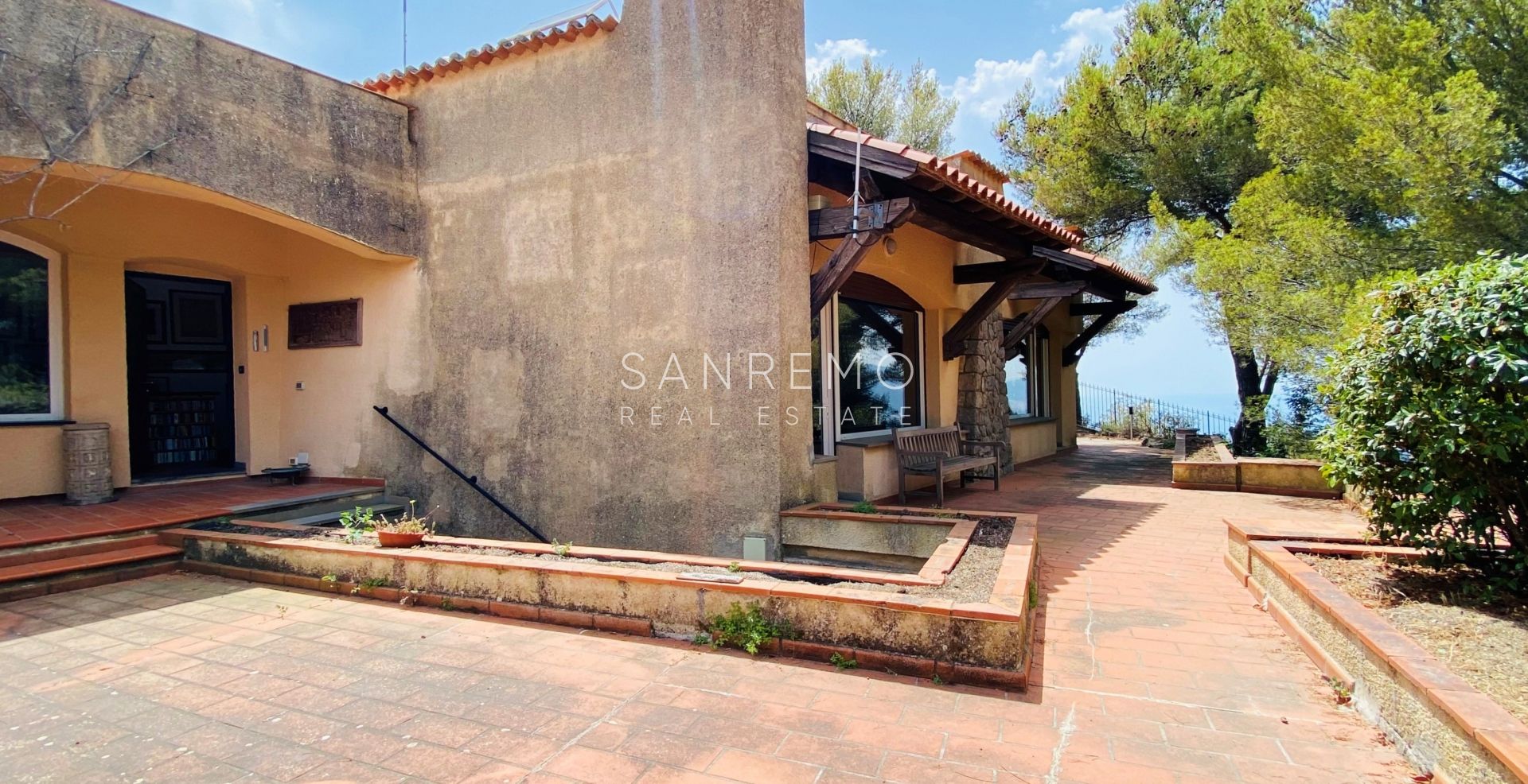 Villa with pool and amazing sea view close to the France