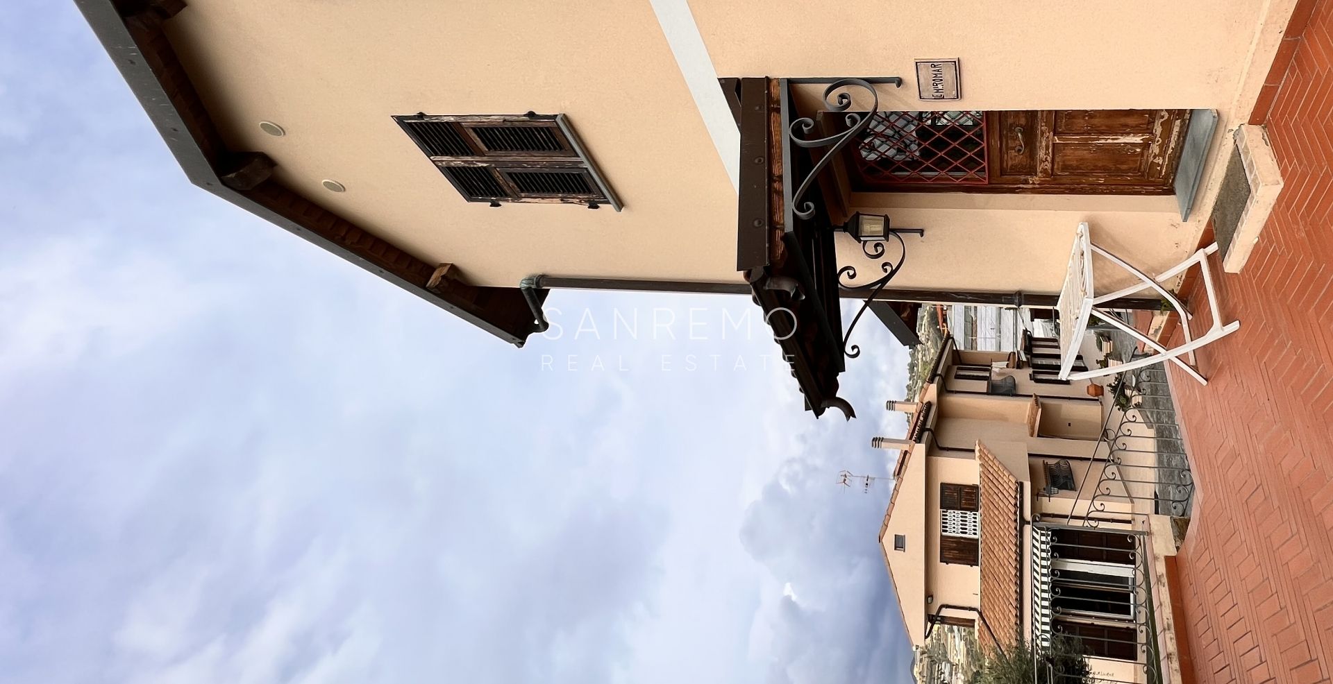 Bright villa in excellent condition on three levels with surrounding garden