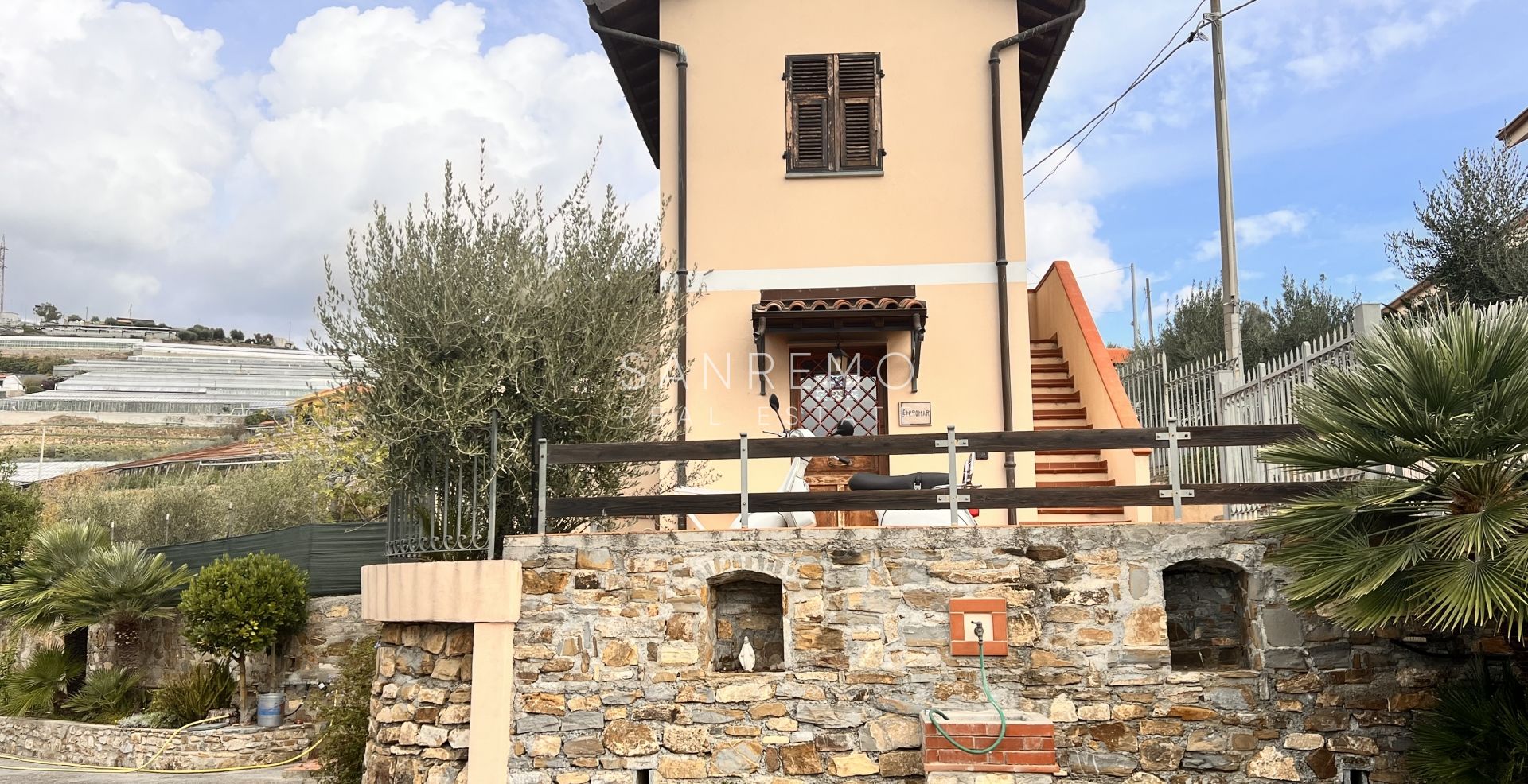 Bright villa in excellent condition on three levels with surrounding garden