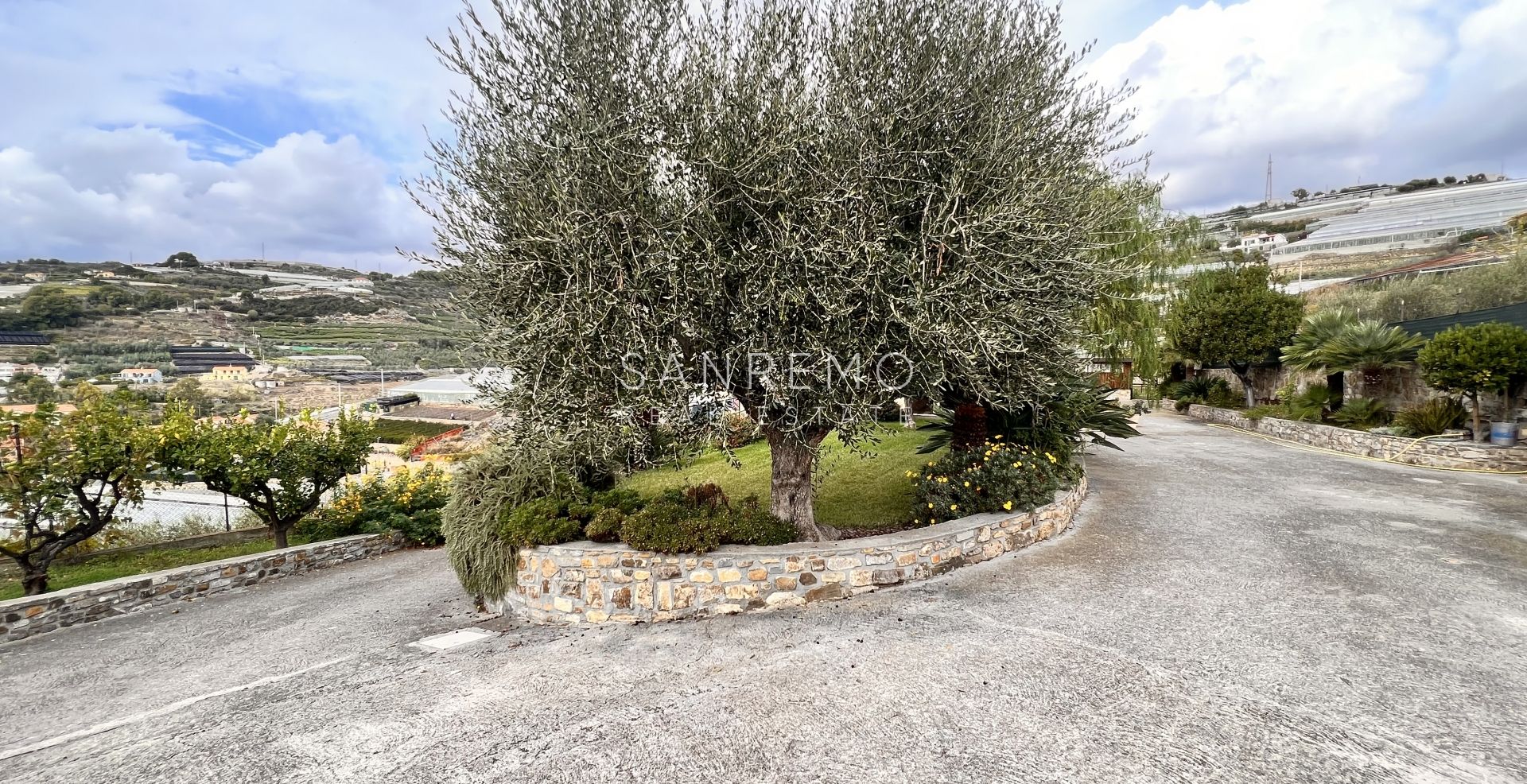 Bright villa in excellent condition on three levels with surrounding garden