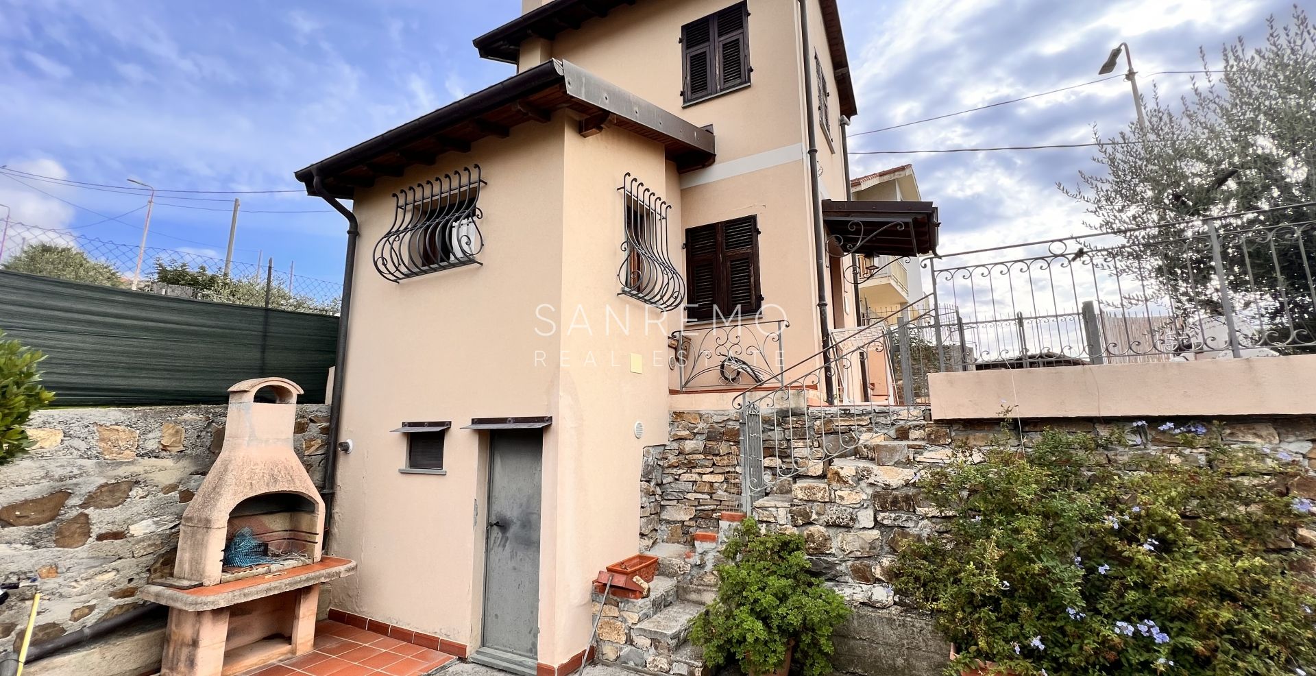 Bright villa in excellent condition on three levels with surrounding garden