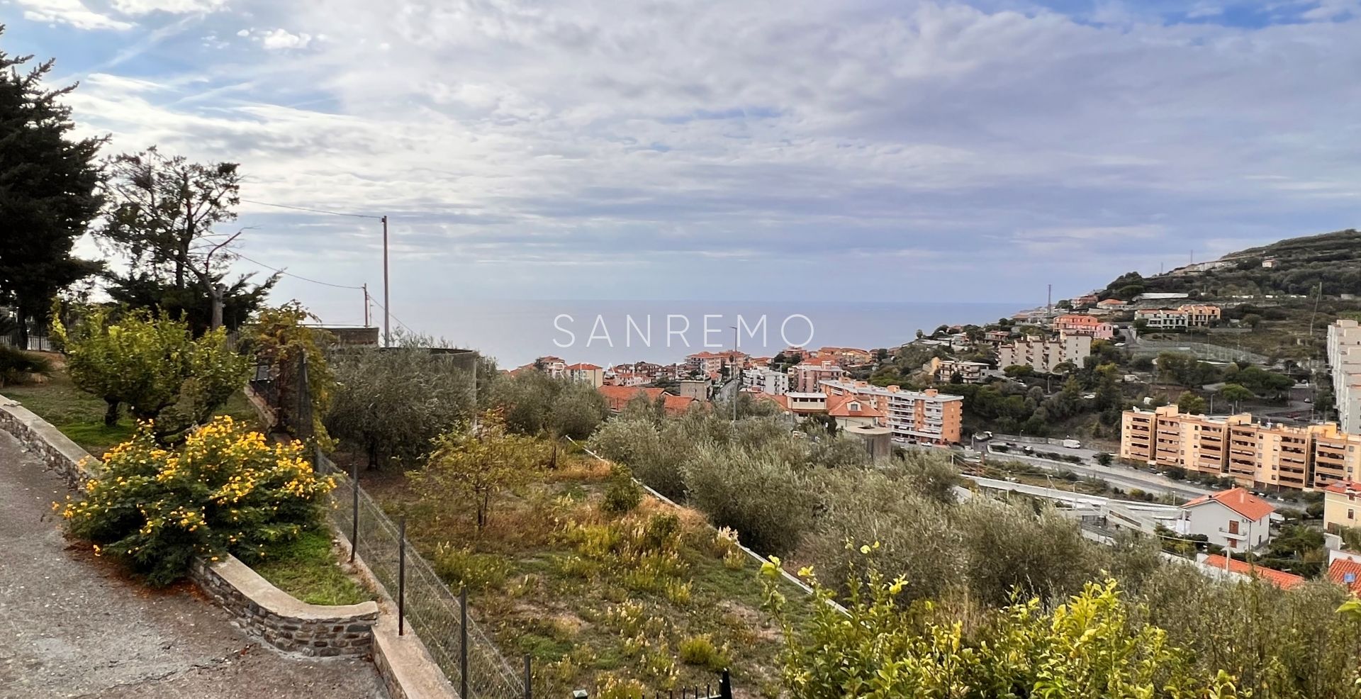 Bright villa in excellent condition on three levels with surrounding garden