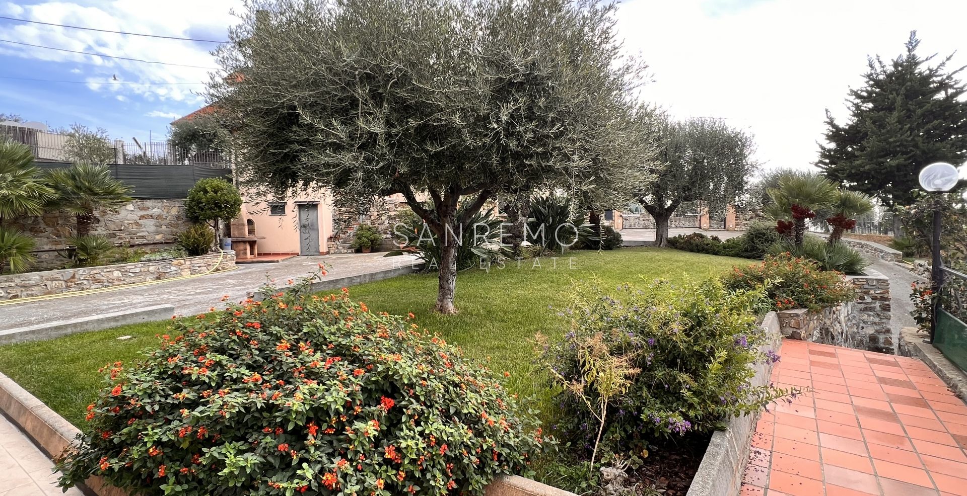 Bright villa in excellent condition on three levels with surrounding garden