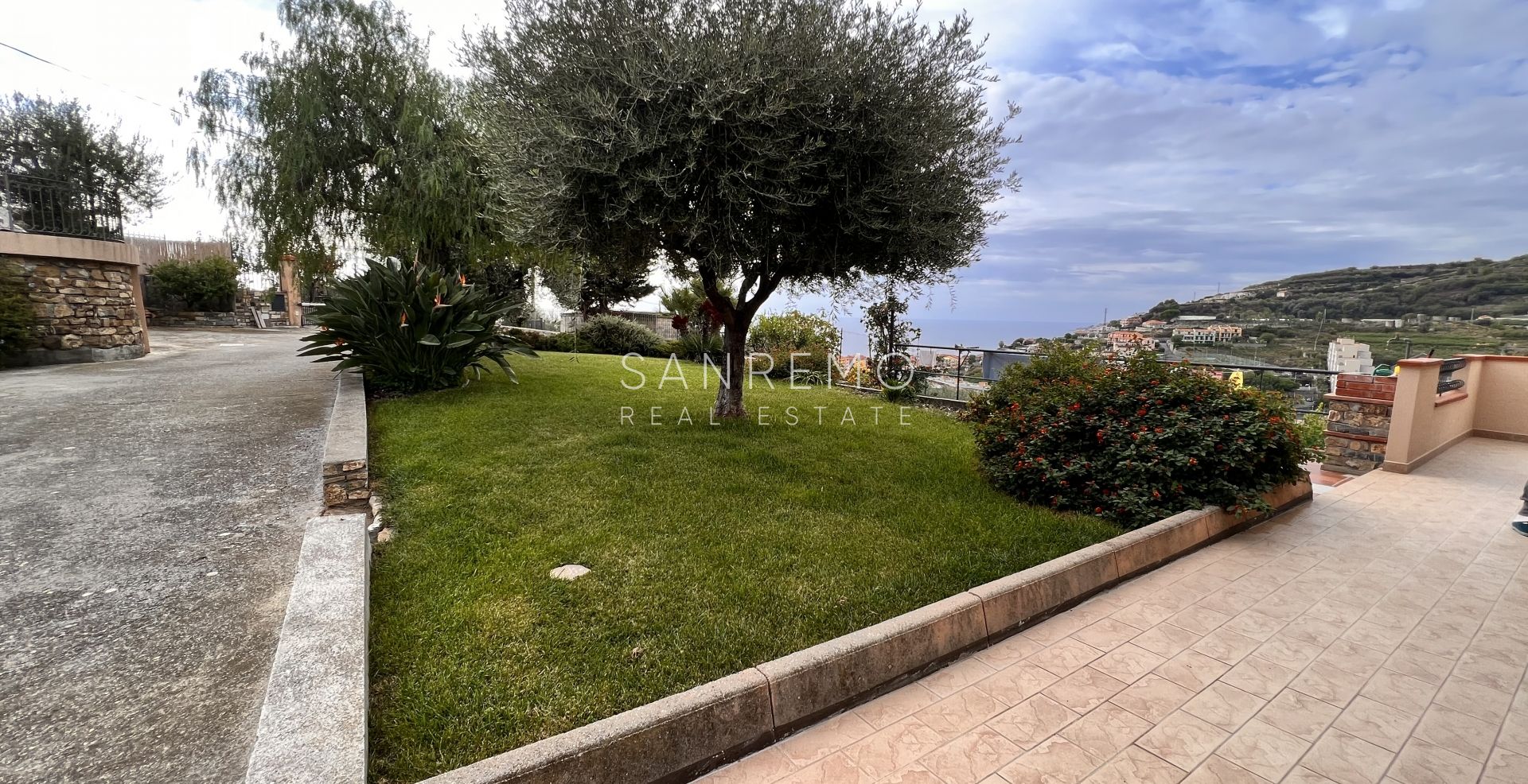 Bright villa in excellent condition on three levels with surrounding garden