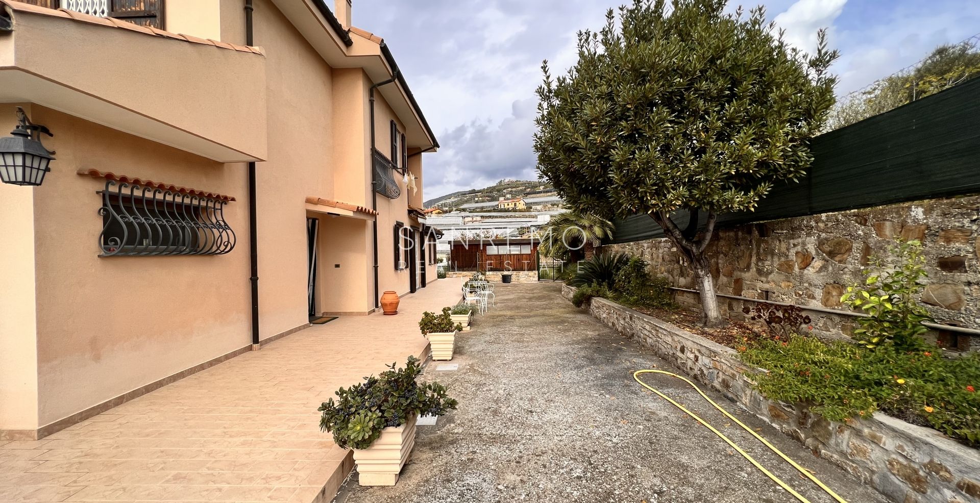 Bright villa in excellent condition on three levels with surrounding garden