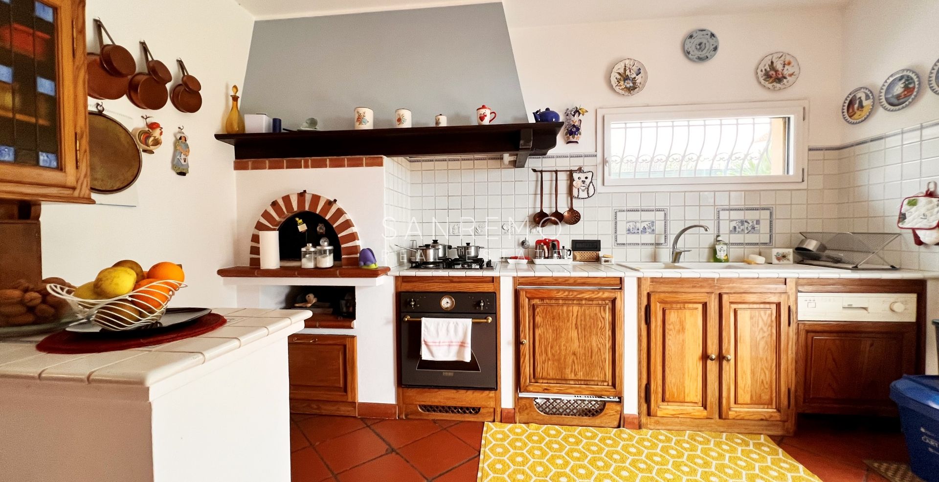 Bright villa in excellent condition on three levels with surrounding garden
