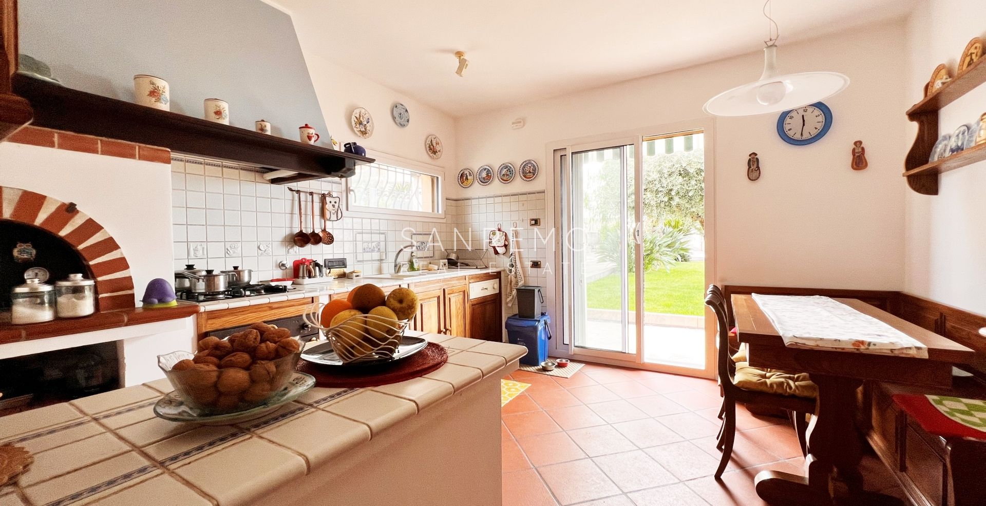 Bright villa in excellent condition on three levels with surrounding garden