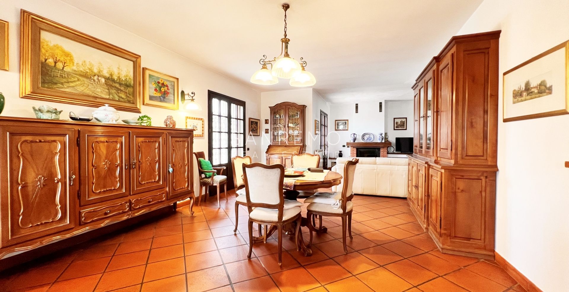 Bright villa in excellent condition on three levels with surrounding garden