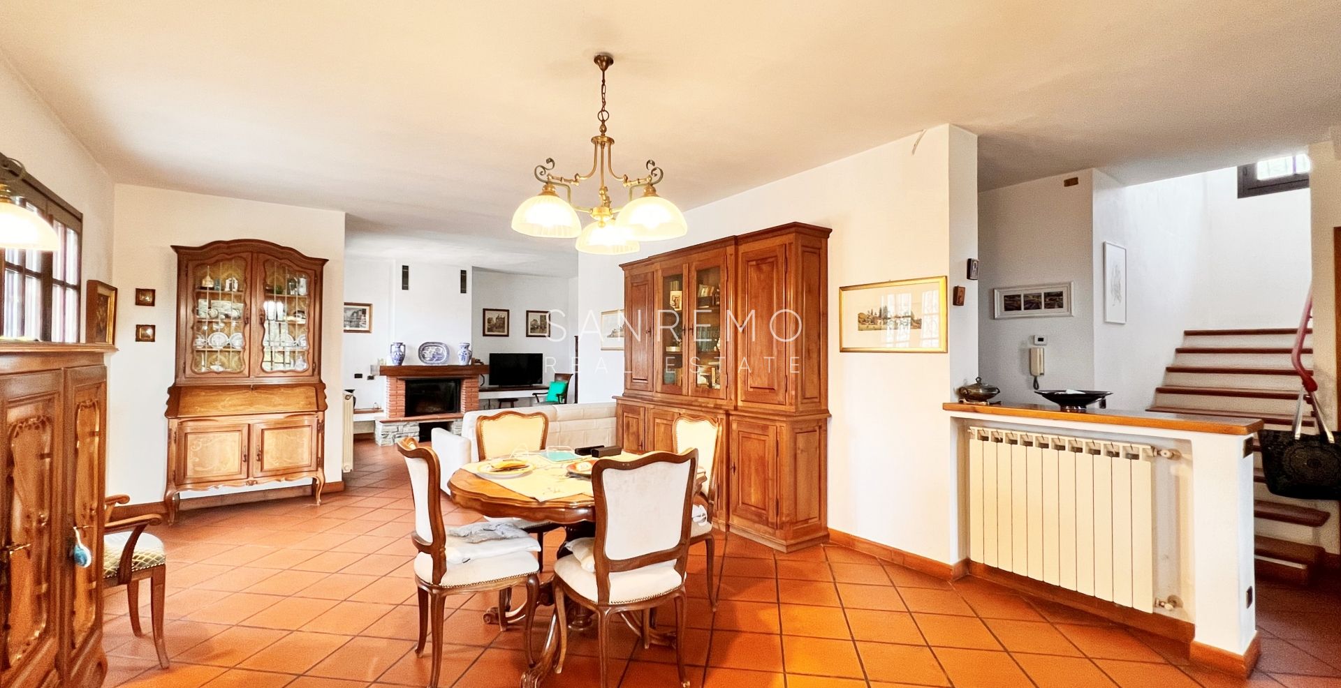 Bright villa in excellent condition on three levels with surrounding garden