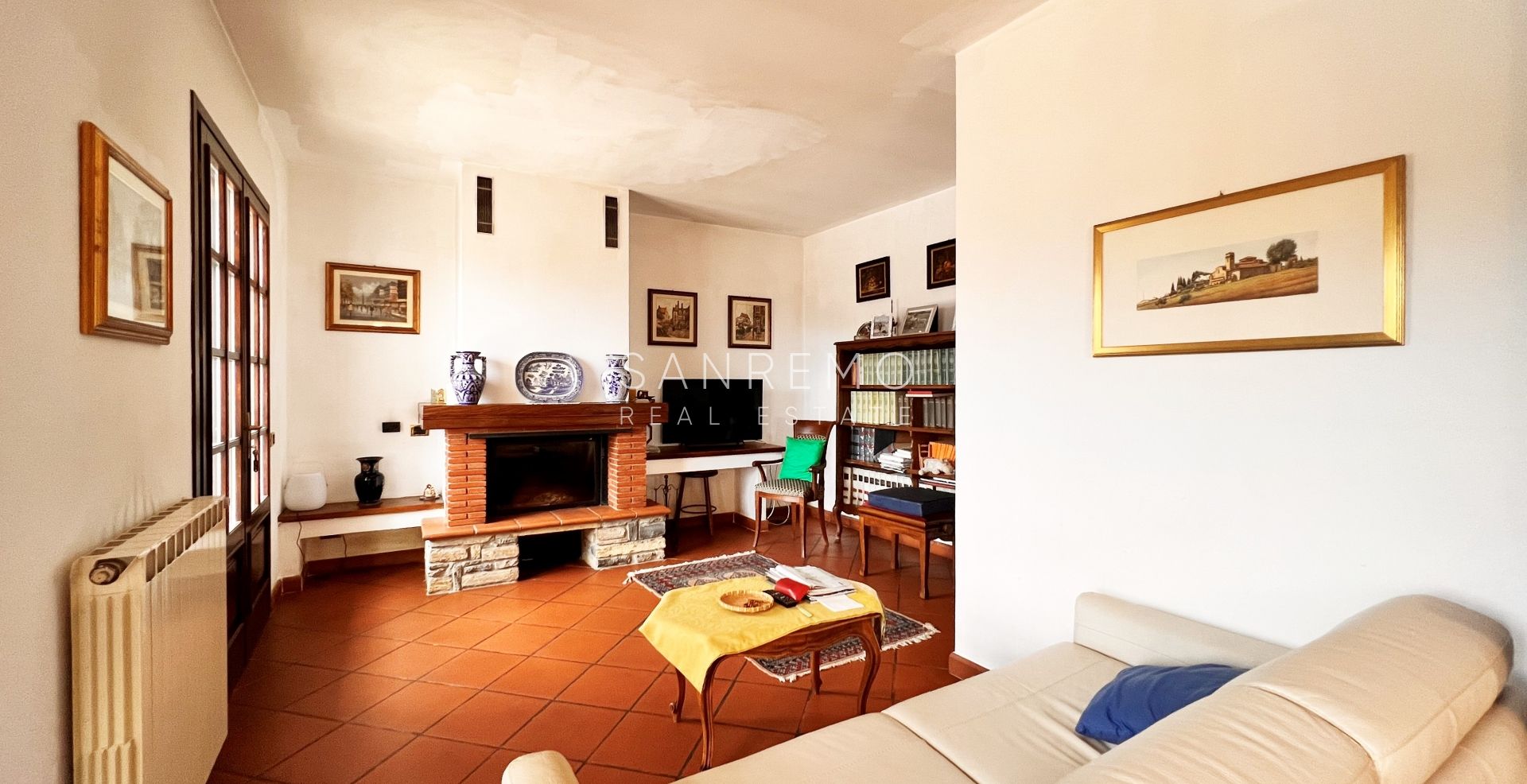 Bright villa in excellent condition on three levels with surrounding garden