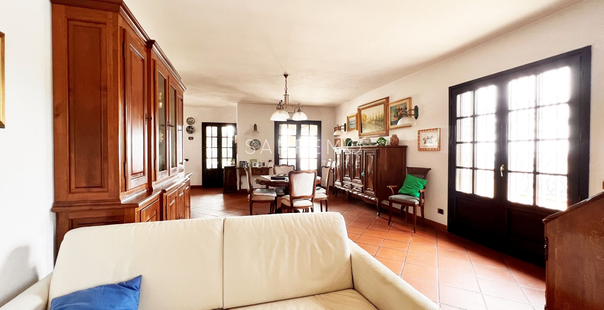 Bright villa in excellent condition on three levels with surrounding garden