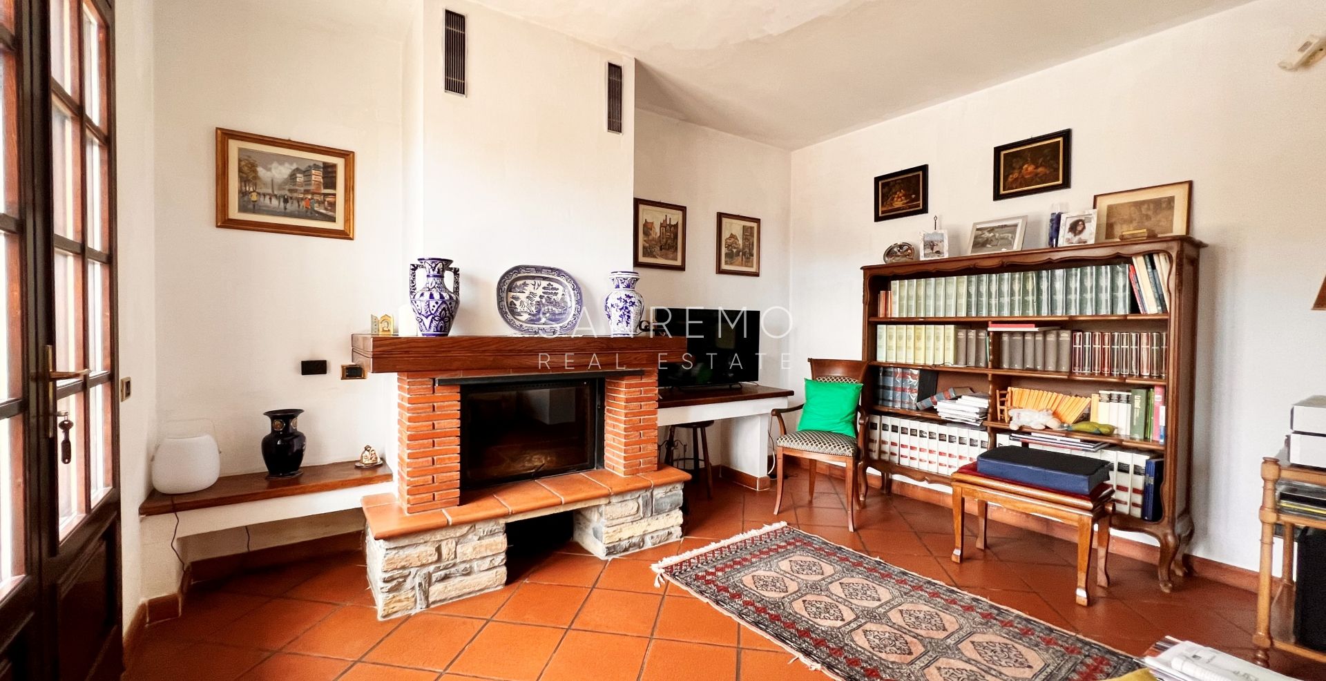 Bright villa in excellent condition on three levels with surrounding garden