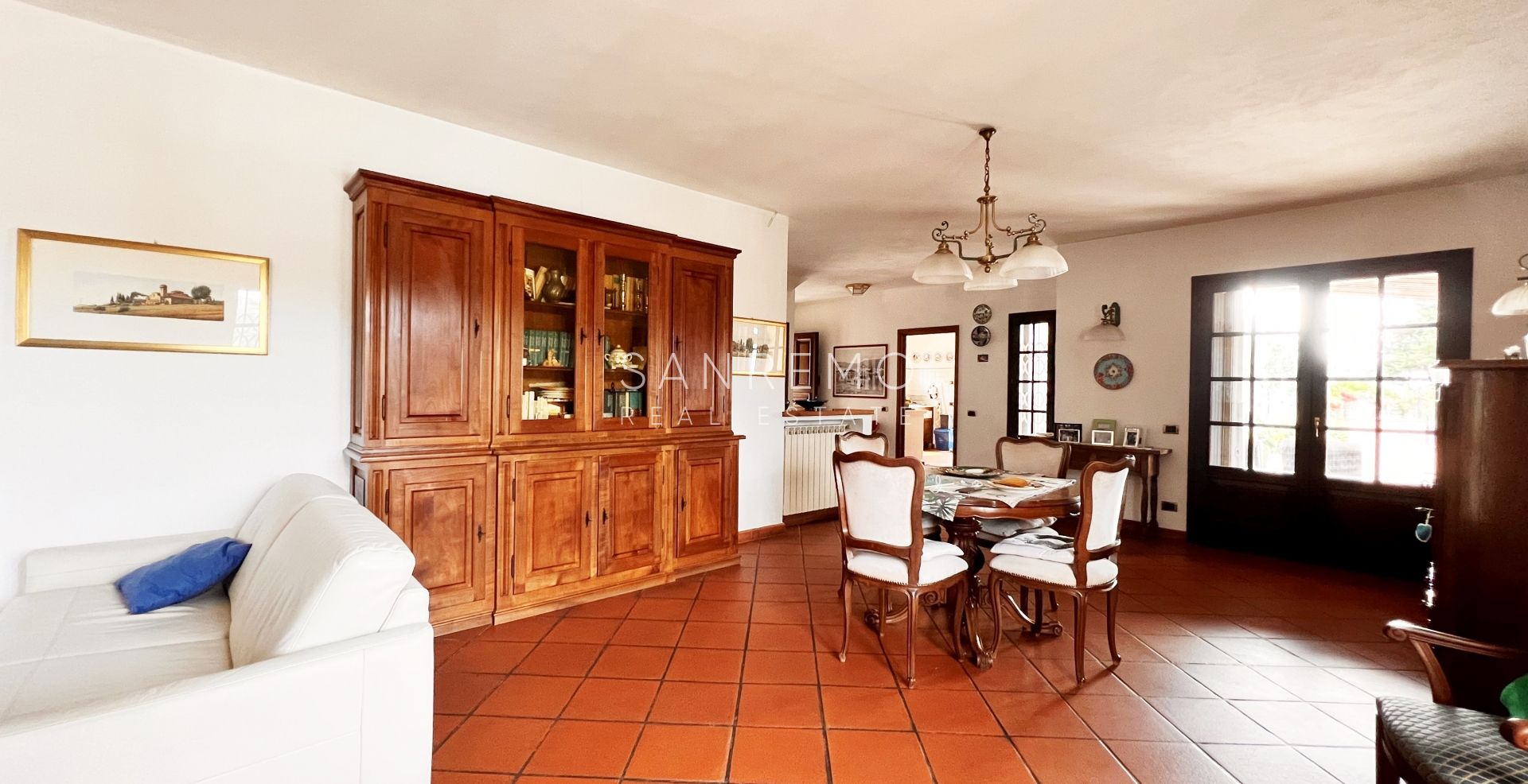 Bright villa in excellent condition on three levels with surrounding garden