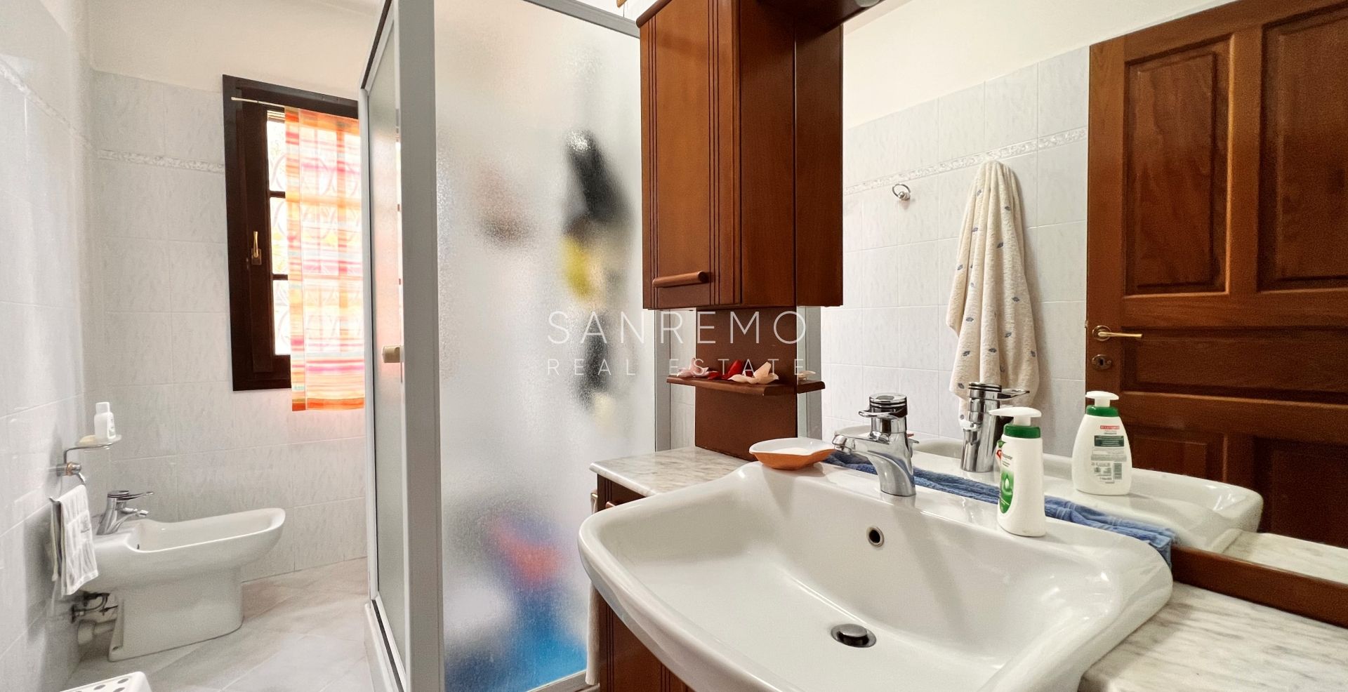 Bright villa in excellent condition on three levels with surrounding garden