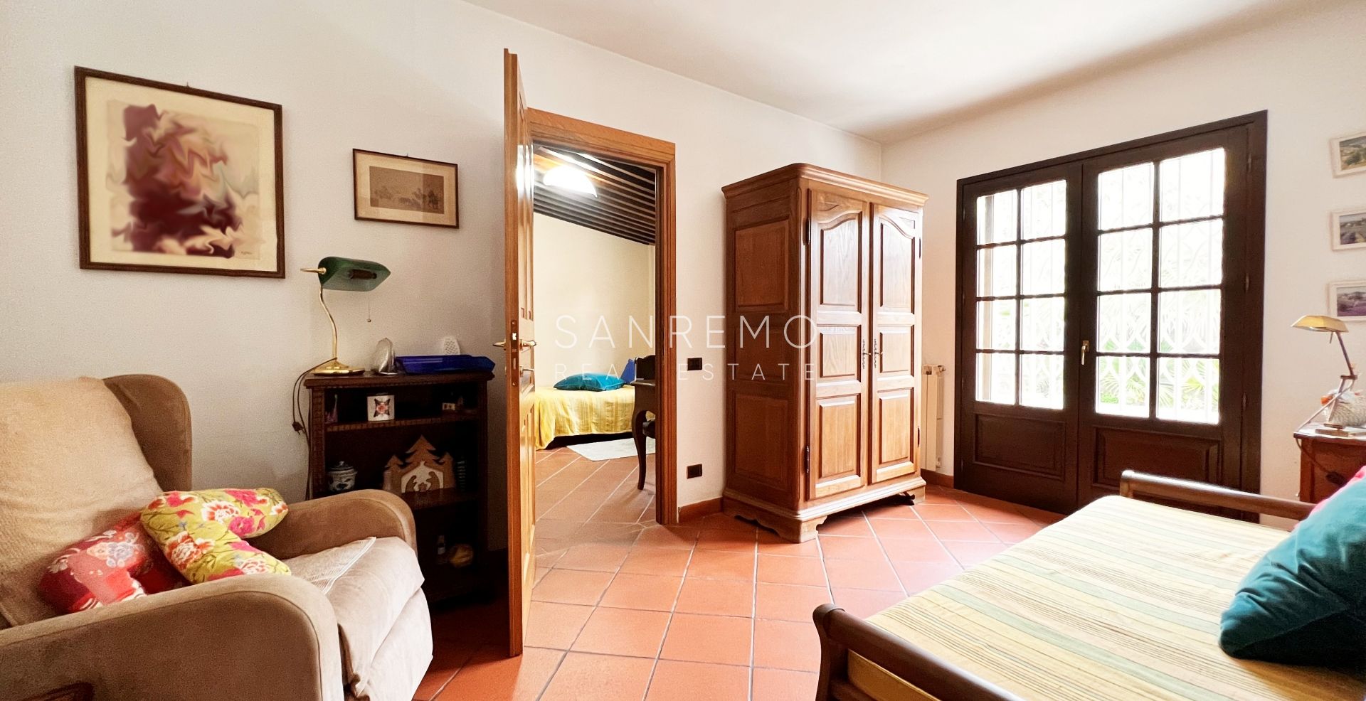 Bright villa in excellent condition on three levels with surrounding garden