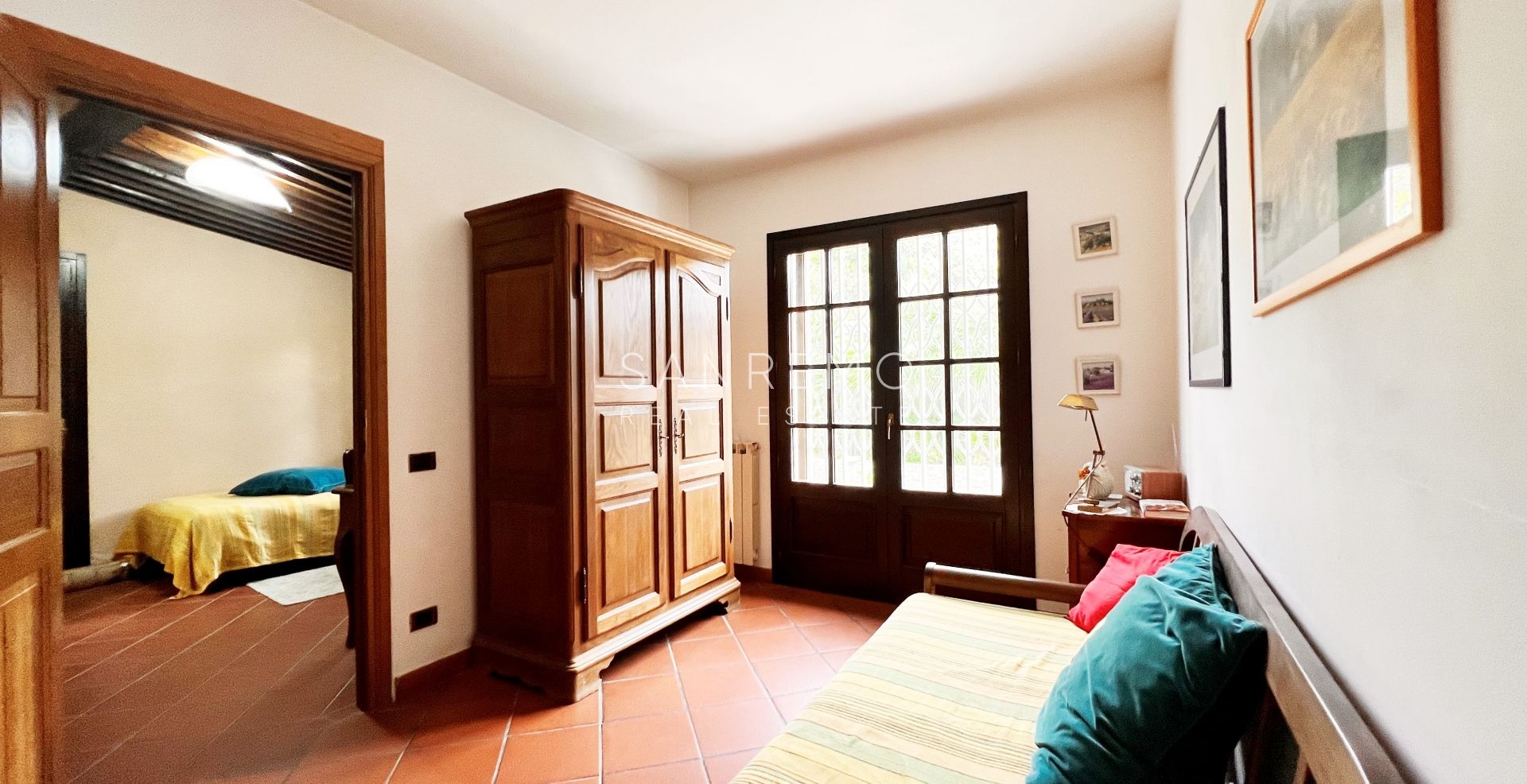 Bright villa in excellent condition on three levels with surrounding garden