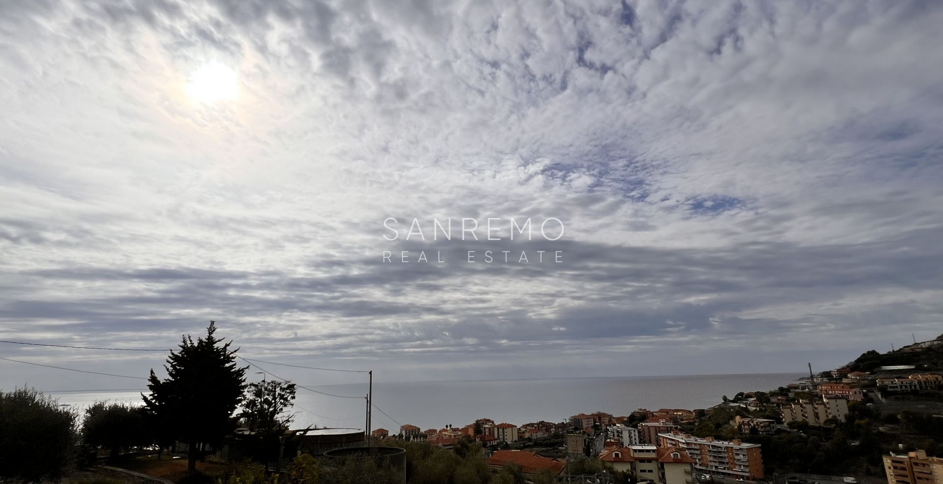 Bright villa in excellent condition on three levels with surrounding garden
