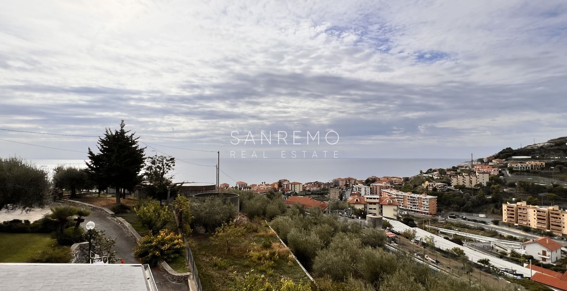 Bright villa in excellent condition on three levels with surrounding garden