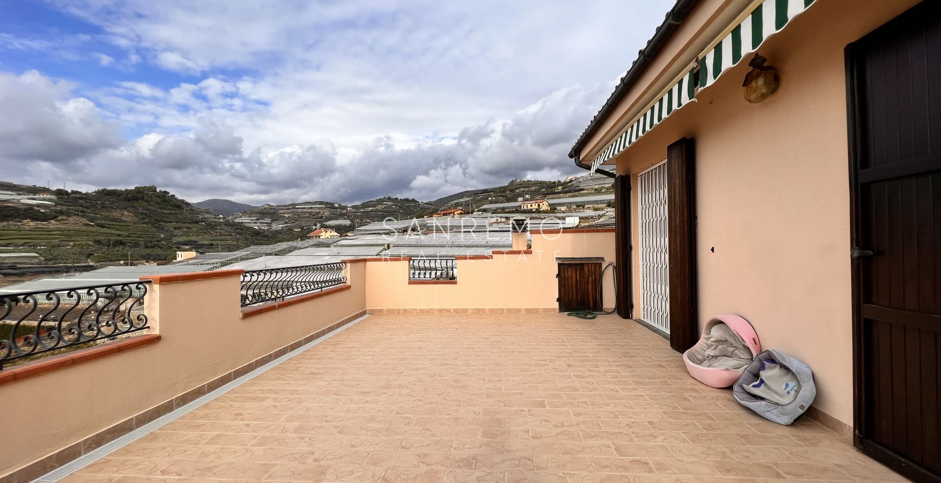 Bright villa in excellent condition on three levels with surrounding garden