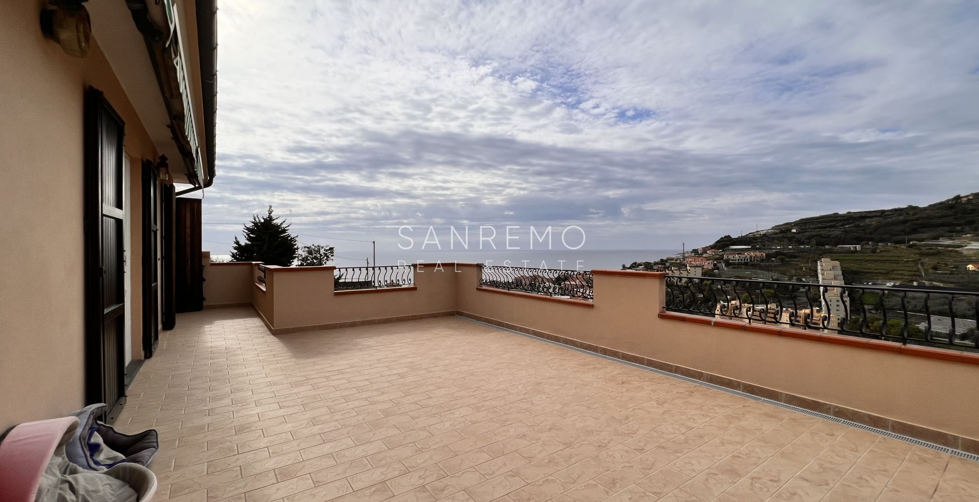 Bright villa in excellent condition on three levels with surrounding garden