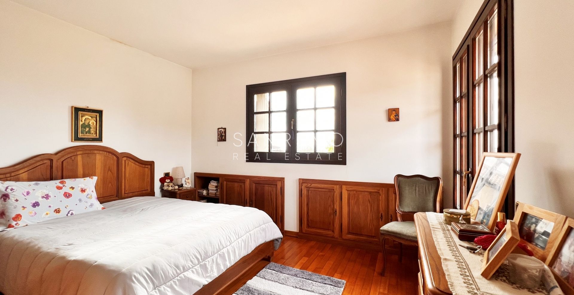 Bright villa in excellent condition on three levels with surrounding garden