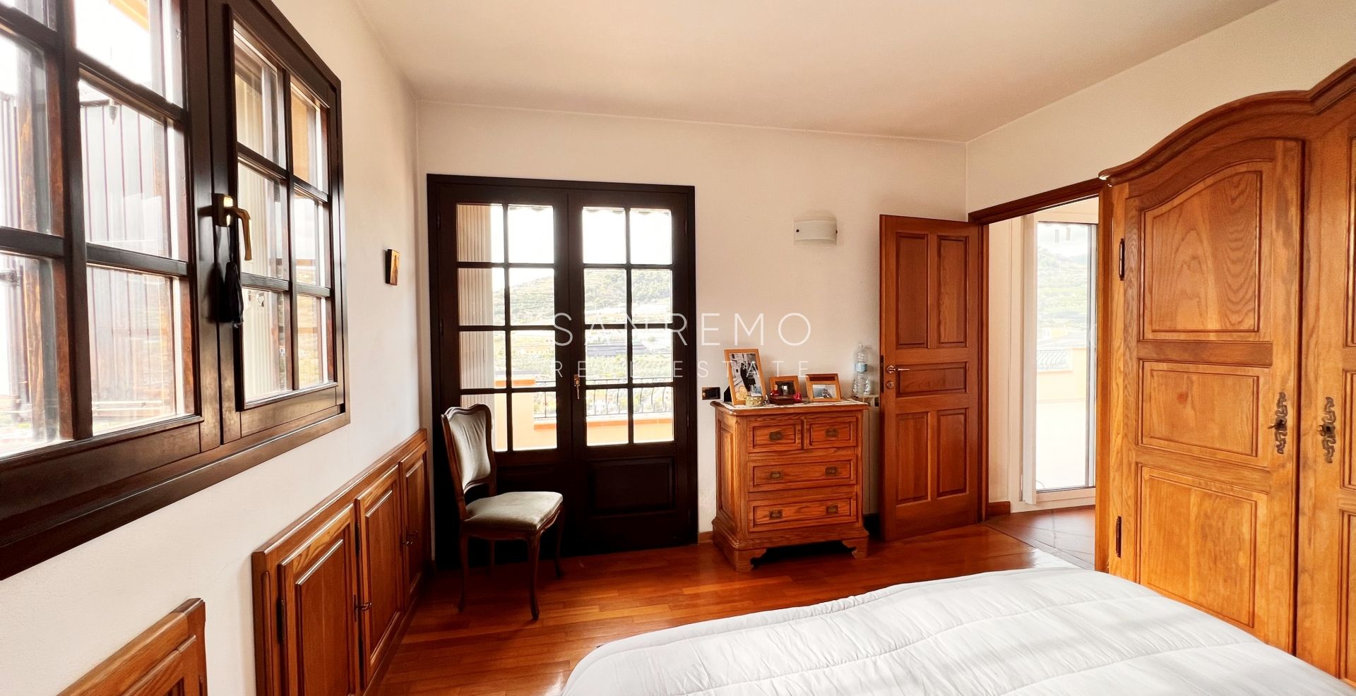 Bright villa in excellent condition on three levels with surrounding garden