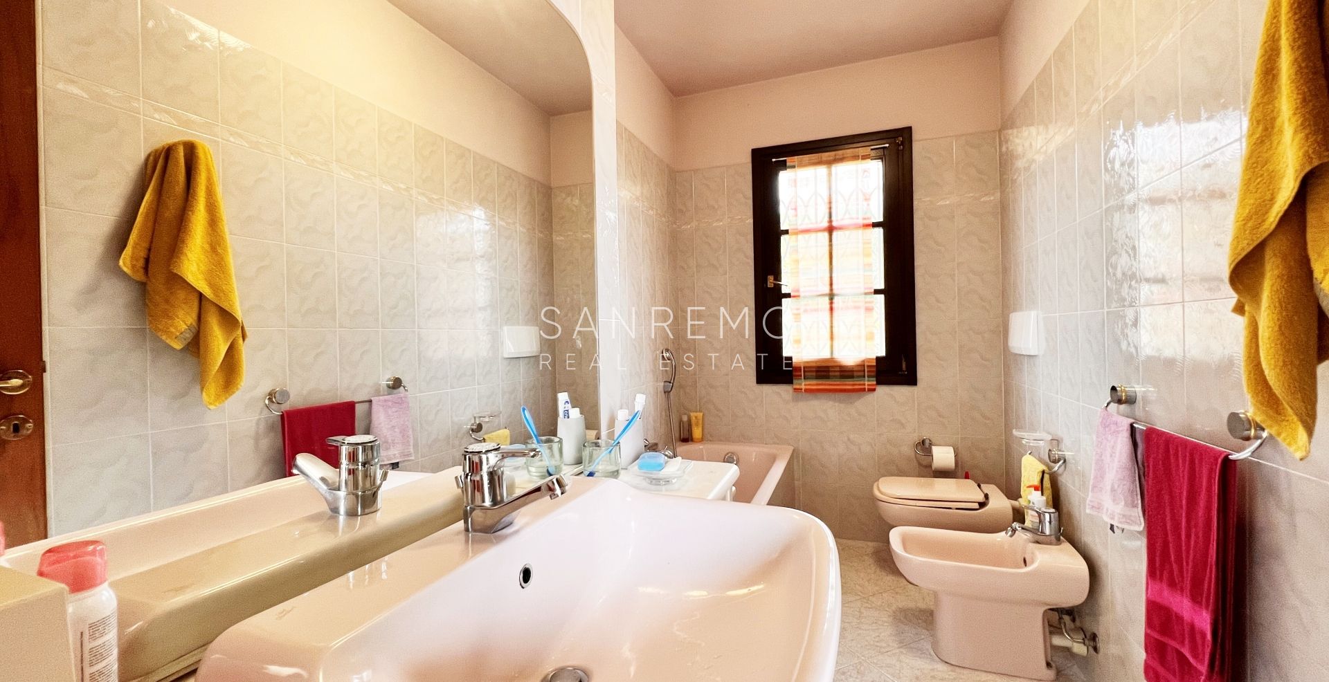 Bright villa in excellent condition on three levels with surrounding garden