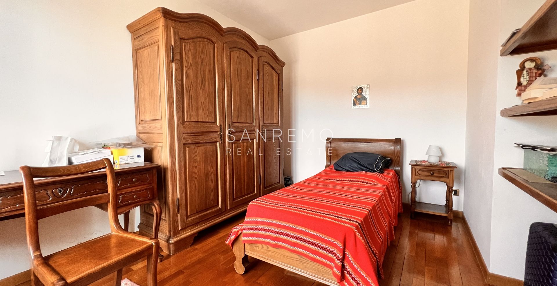 Bright villa in excellent condition on three levels with surrounding garden