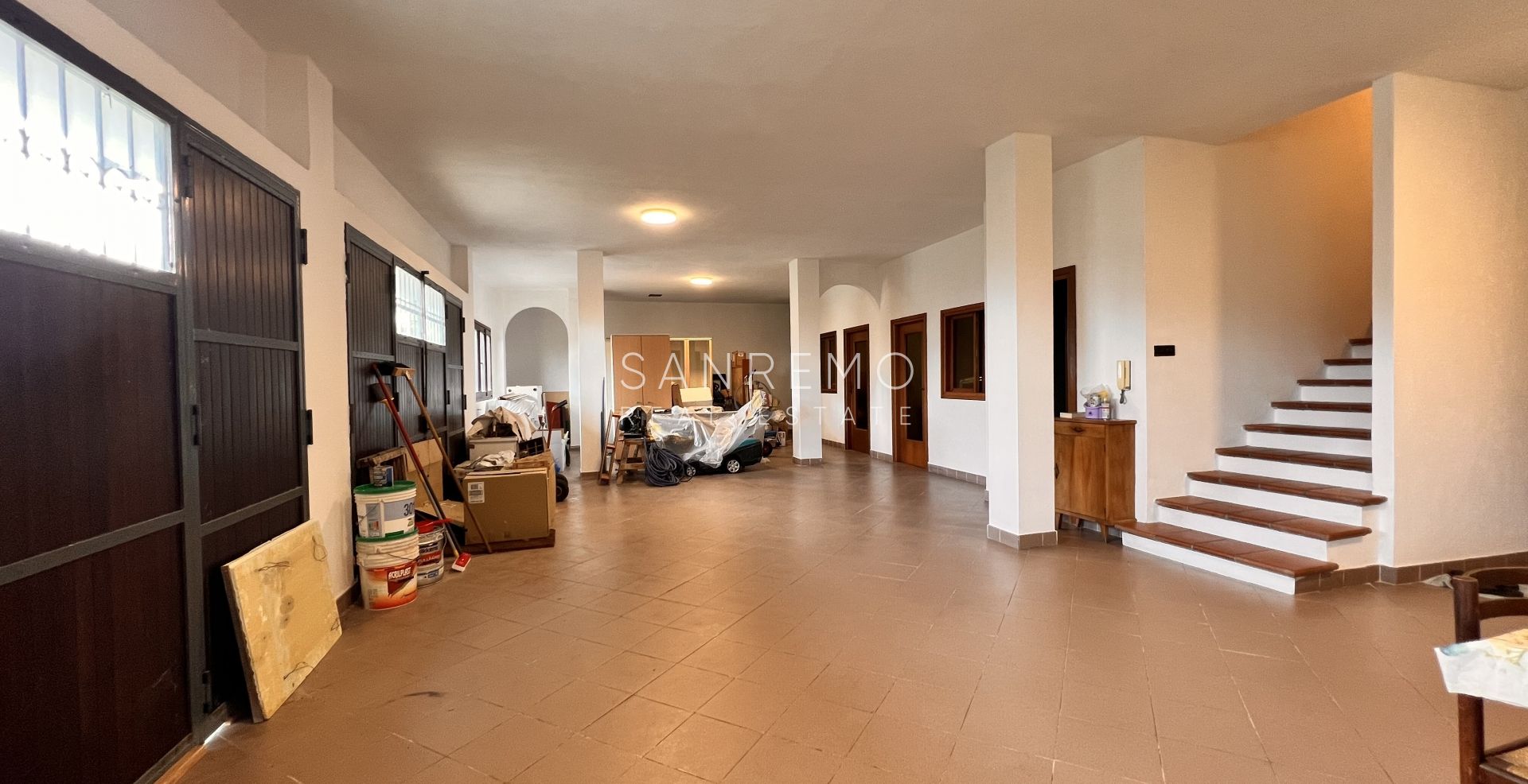 Bright villa in excellent condition on three levels with surrounding garden