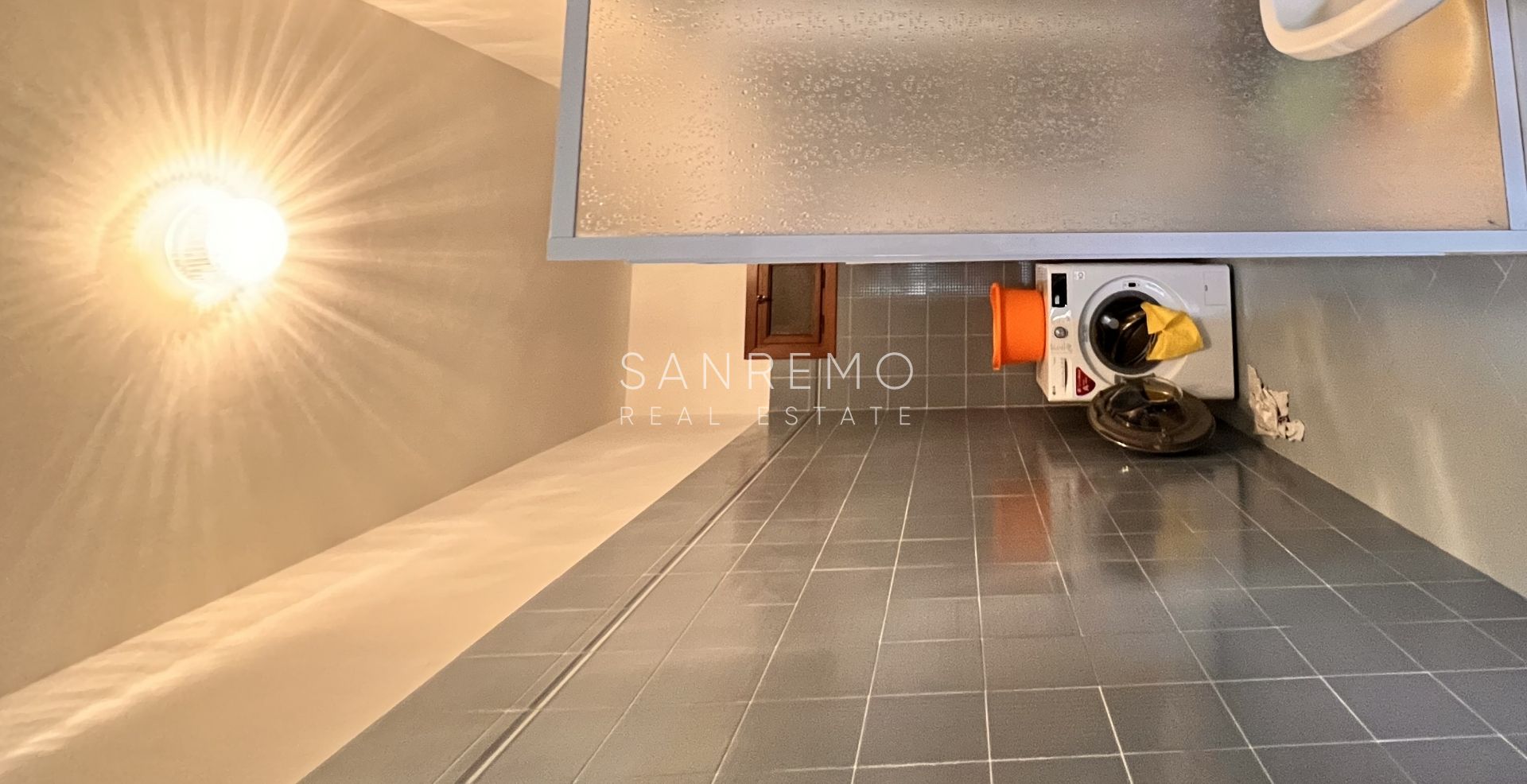 Bright villa in excellent condition on three levels with surrounding garden