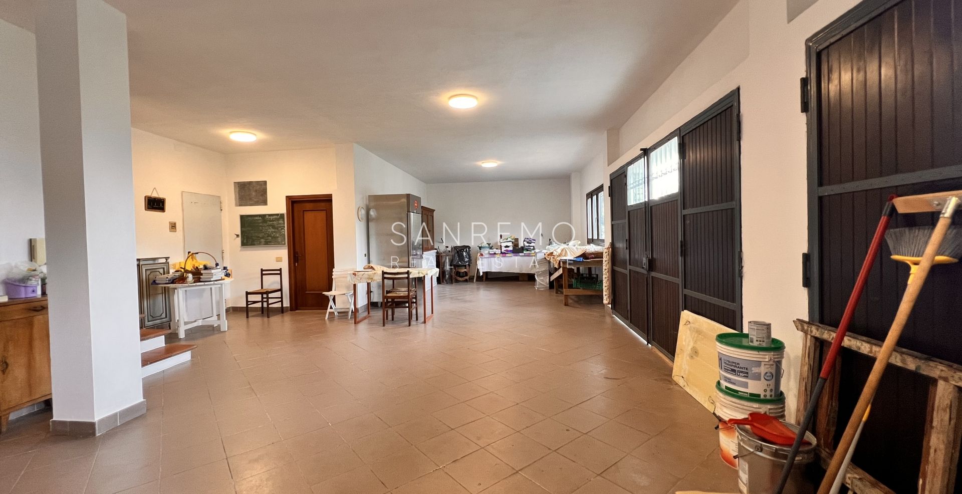 Bright villa in excellent condition on three levels with surrounding garden