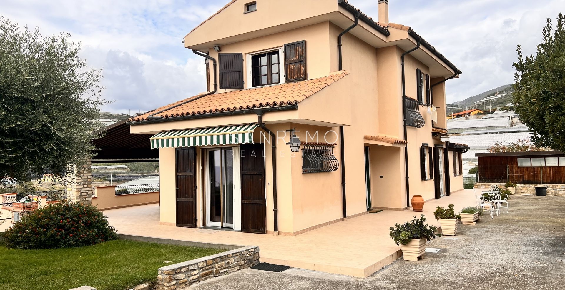 Bright villa in excellent condition on three levels with surrounding garden