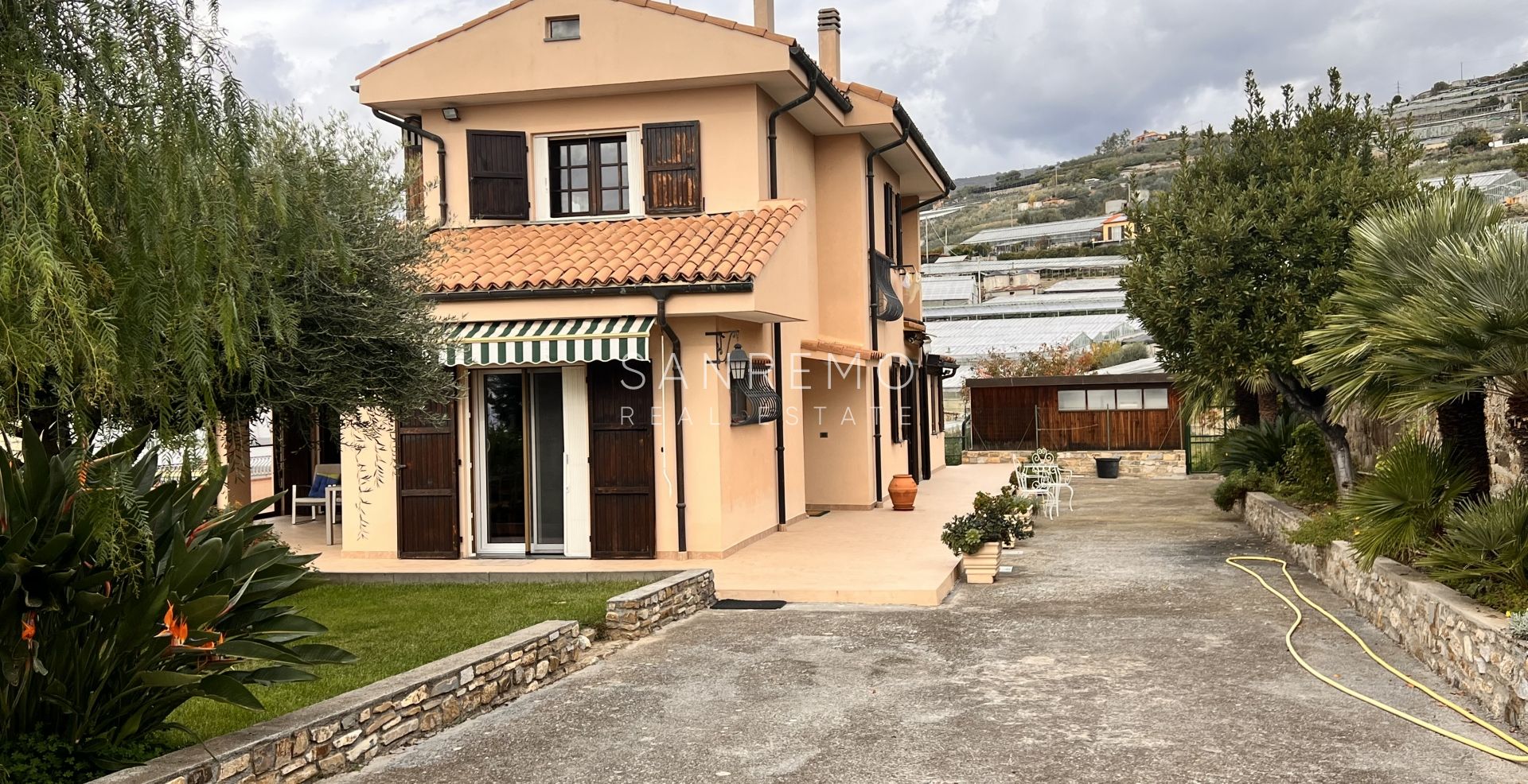 Bright villa in excellent condition on three levels with surrounding garden