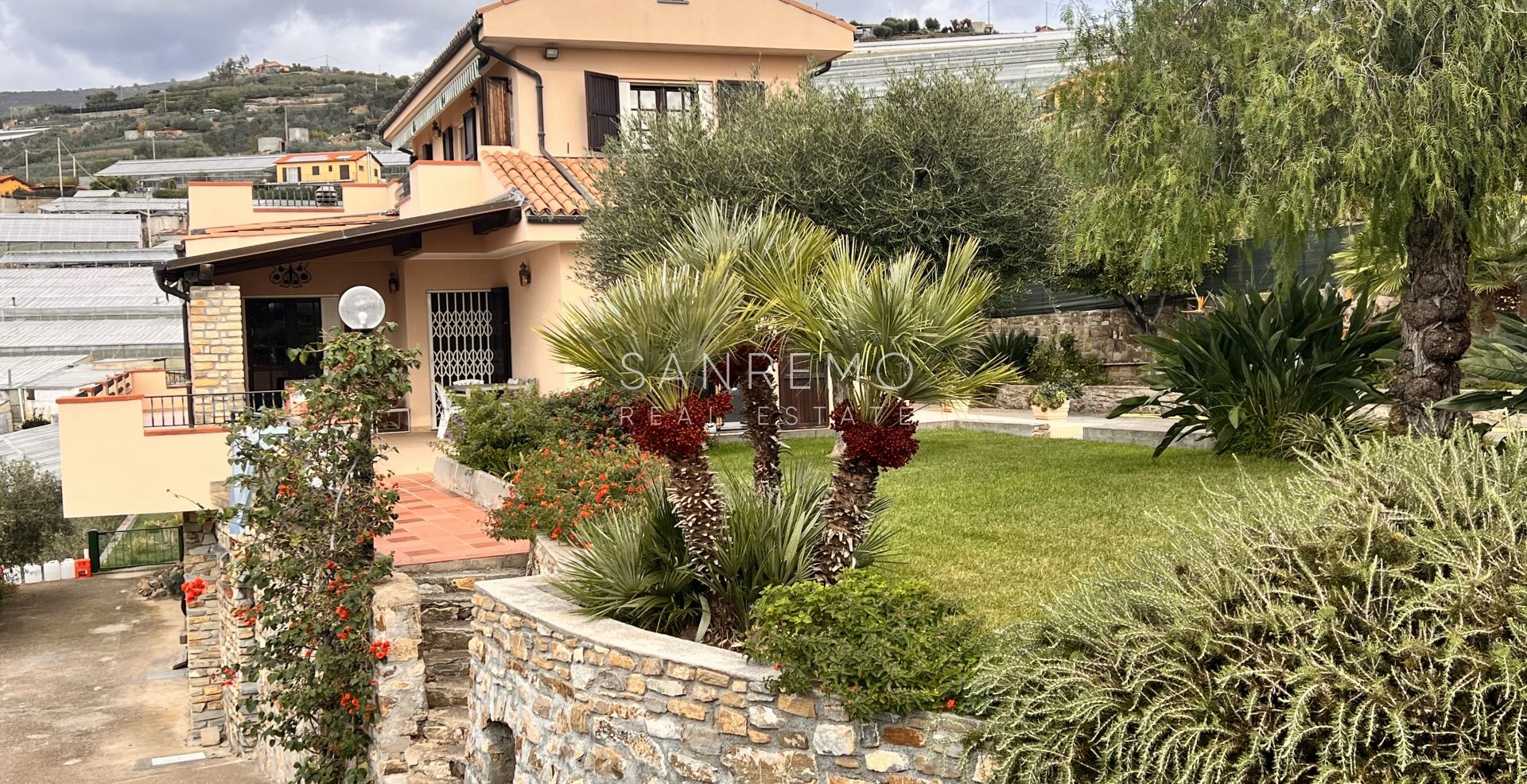 Bright villa in excellent condition on three levels with surrounding garden