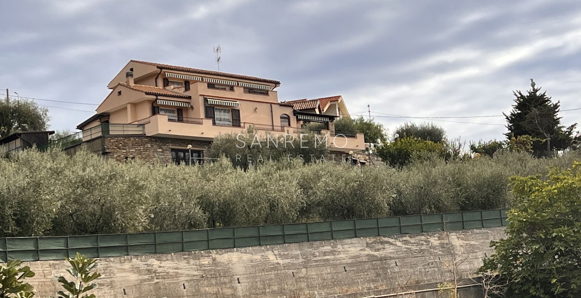 Bright villa in excellent condition on three levels with surrounding garden