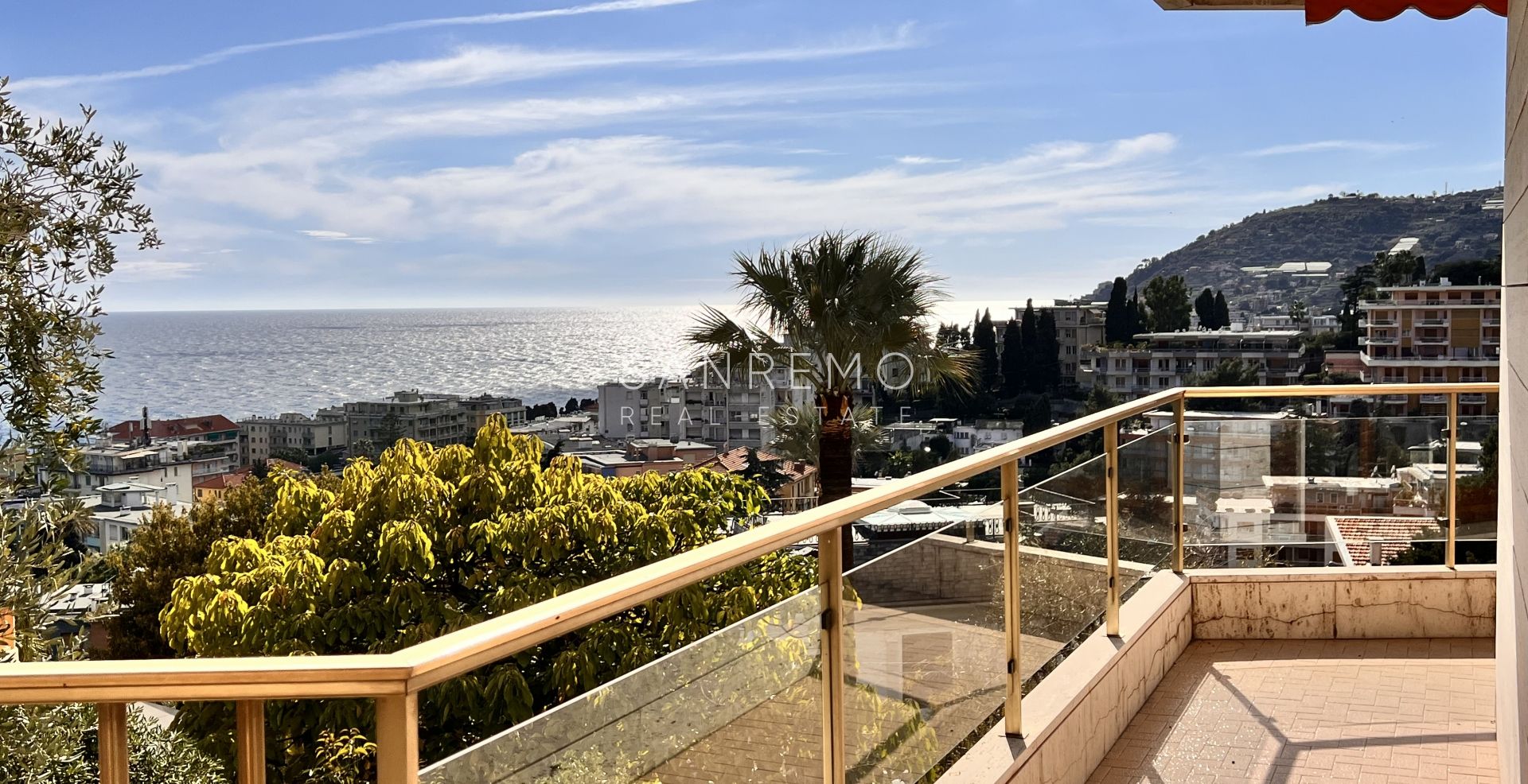 Bright 100 m2 apartment with sea view in a quiet area surrounded by greenery